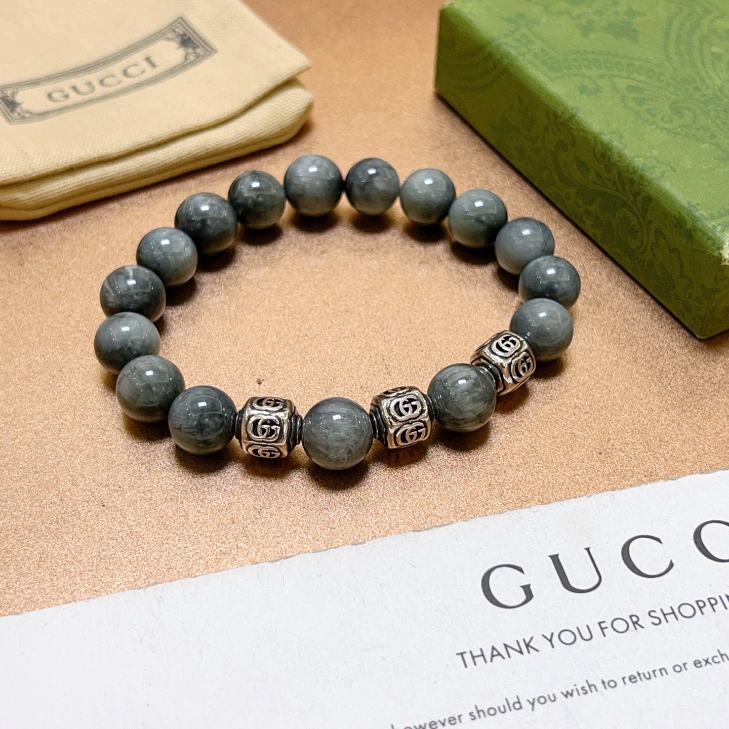 NO:862481,Batch Gucci Bracelet Luxury Bracelet Same style for men and women. The latest full gray crystal gram high-quality beaded bracelet is of higher grade. The same style as the Anger Forest series double G retro Gucci bracelet for celebrities. Size: 16-24 cm. Details are distressed. Non-market glossy version. Non-market ordinary make. This one has been out. Best-selling model in Gucci. Very good match with clothes, high-quality jewelry, gucci, bracelet.19860909批 古驰手链奢华手串 男女同款 最新款全件灰晶按克高品质串珠手链档次更高明星同款Anger Forest系列双g复古古驰手链 尺寸:16-24厘米 细节对版做旧处理 非市面亮面版型 非市面普通做这款一直在出 古驰里面热卖款 非常好搭配衣服,饰品精品,gucci,bracelet,Jewelry