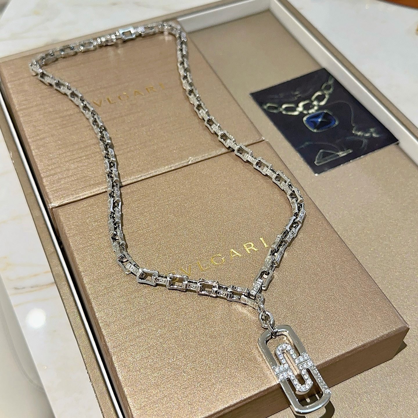 NO:862512,Batch. Bulgari necklace V gold material BVLGARI BVLGARI DIVAS’ DREAM series The appearance is perfect, the details are invincible, the unique color is completely impeccable, and it is decorated with a classic ring shape design, which is simple yet elegant and eye-catching. The combination of V gold is more elegant, and the upper body is elegant and attractive. Same style for men and women. Bulgari necklaces, jewelry boutiques, bottega veneta, bvlgari, bvlgari, necklace19860909批.宝格丽项链V金材质 BVLGARI宝格丽 DIVAS‘ DREAM 系列 品相完美,细节无敌,那种独特的色泽完全无可挑剔,再缀以经典指环外形设计,简约之余却又优雅夺目,V金的组合更显气色,上身雅致动人.男女同款 宝格丽项链,饰品精品,bottega veneta,bvlgari,bvlgari,necklace,Jewelry