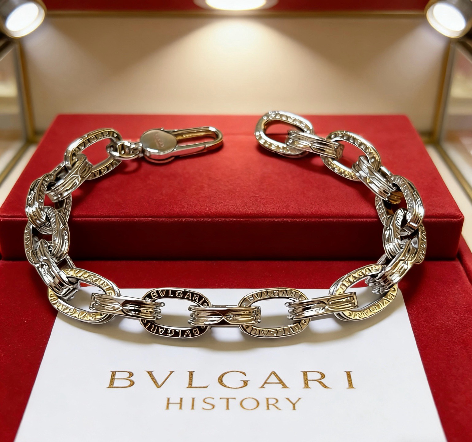 NO:862538,Batch. BVLGARI Bracelet V gold material BVLGARI DIVAS' DREAM series The appearance is perfect, the details are invincible, the unique color is completely impeccable, and it is decorated with a classic ring shape design, which is simple yet elegant and eye-catching. The pure handmade combination of V gold is more elegant and elegant. Same style for men and women. Bvlgari bracelet size: 18 20 22 24 cm, fine jewelry, Bottega  veneta,bvlgari,bvlgari,bracelet19860909批.宝格丽手链V金材质 BVLGARI宝格丽 DIVAS‘ DREAM 系列 品相完美,细节无敌,那种独特的色泽完全无可挑剔,再缀以经典指环外形设计,简约之余却又优雅夺目,V金纯手工的组合更显气色,上手雅致动人.男女同款 宝格丽手链尺寸:18 20 22 24厘米,饰品精品,bottega veneta,bvlgari,bvlgari,bracelet,Jewelry