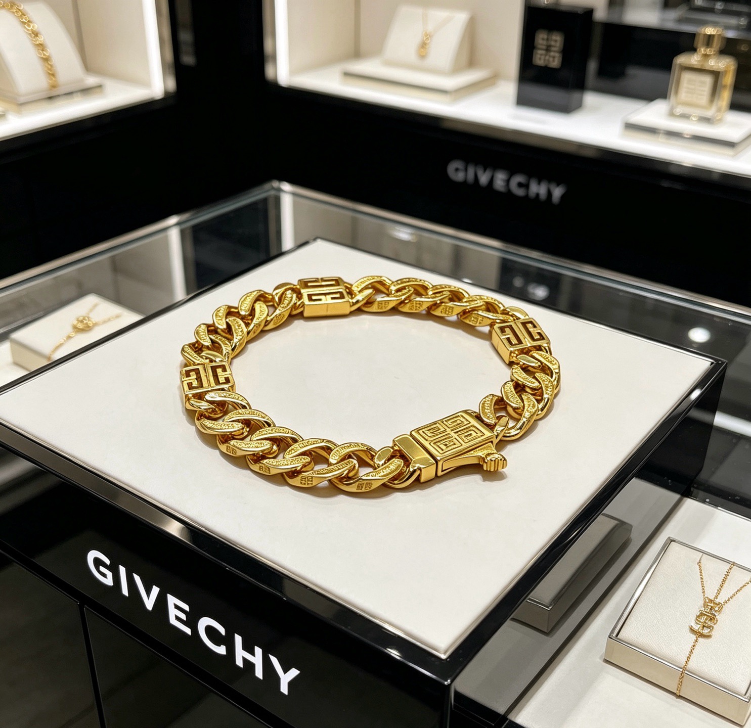 NO:862546,Batch. Original item. Givenchy bracelet. French haute couture Givenchy bracelet. Customized V-gold material. Classic brand logo, heavy gold plating, unparalleled texture. French romance | A touch of light luxury on the wrist, low-key and noble. New product. Classic 4G logo, haute couture tailoring aesthetics, low-key and noble, full of temperament. The same accessories as celebrities and socialites, with a light luxury atmosphere on the wrist. The ceiling bracelet is consistent with the counter. Balenciaga bracelet. Hot model for men shipped.  Unique design, avant-garde, a must-have for men and women!  Size 17.18.20.22.24cm, fine jewelry, balenciaga, givenchy, bracelet, gold plating19860909批. 原单货. 纪梵希手链 法式高定纪梵希手链.V金材质定制 经典品牌徽标,重工镀金,质感绝绝子 法式浪漫｜腕间一抹轻奢,低调又显贵 新品 经典4G标识、高定剪裁美学,低调显贵、气质拉满 明星名媛同款配饰,腕间轻奢氛围感天花板手链专柜一致巴黎世家手链 男士火爆款出货 设计独特 前卫 男女必备！码数17.18.20.22.24cm,饰品精品,balenciaga,givenchy,bracelet,gold plating,Jewelry