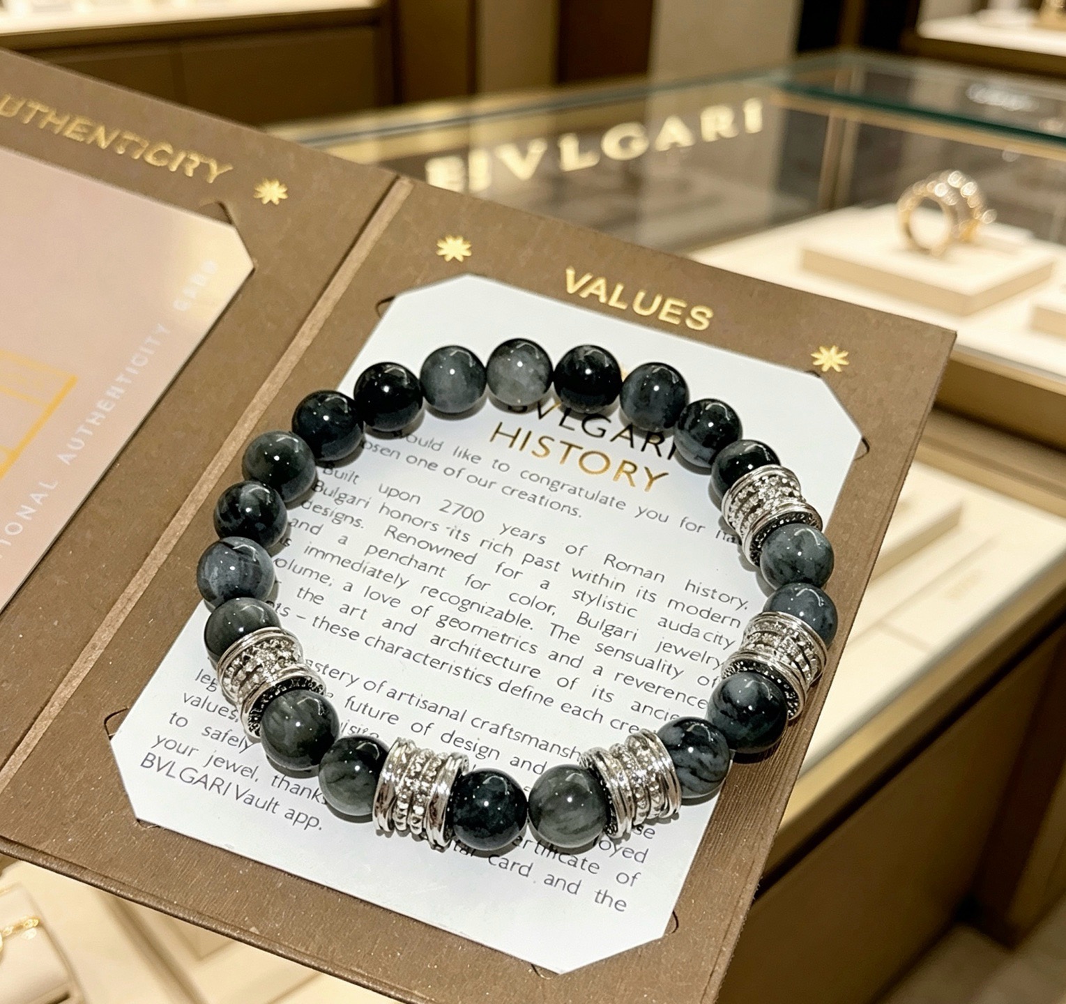 NO:862586,Batch. Bvlgari bracelet V gold material BVLGARI DIVAS' DREAM series natural stone bracelet is in perfect condition, with unparalleled details. The unique color is completely impeccable, and is decorated with a classic ring shape design. It is simple yet elegant and eye-catching. The V gold pure handmade combination is more elegant and elegant. Same style for men and women. Bvlgari bracelet size: 18 20 22 24 cm, boutique jewelry, Bottega  veneta,bvlgari,bvlgari,bracelet19860909批.宝格丽手链V金材质 BVLGARI宝格丽 DIVAS‘ DREAM 系列 天然石手链品相完美,细节无敌,那种独特的色泽完全无可挑剔,再缀以经典指环外形设计,简约之余却又优雅夺目,V金纯手工的组合更显气色,上手雅致动人.男女同款 宝格丽手链尺寸:18 20 22 24厘米,饰品精品,bottega veneta,bvlgari,bvlgari,bracelet,Jewelry