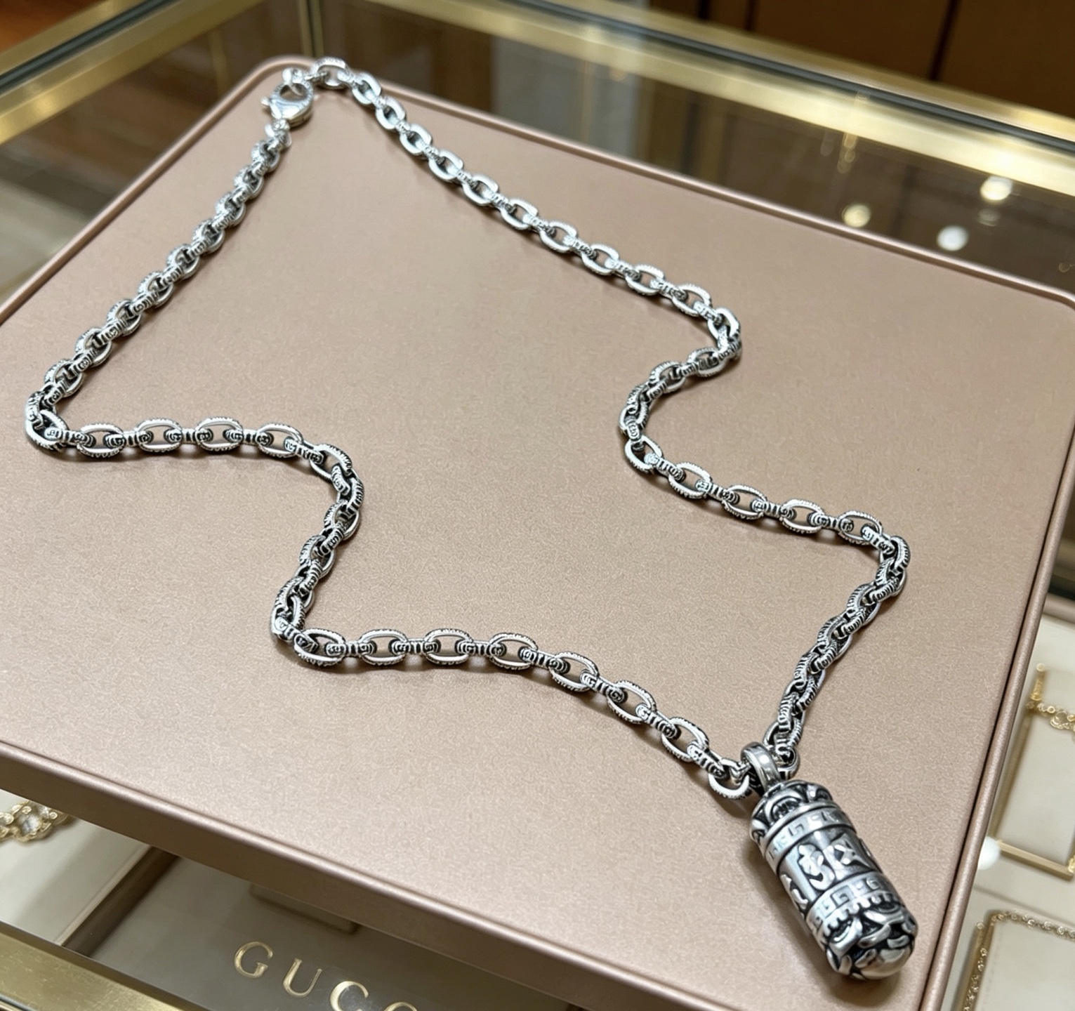 NO:862596,Batch New New York Official New Product Gucci Necklace The latest chain has a higher grade. The same model as the classic Gucci Anger Forest Series Double G Gucci Necklace for celebrities. The chain length is 60 cm and the length can be changed. The details are distressed and the version is not available in the market. This model has been sold in Gucci. It is a very good match with trendy clothes, high-quality jewelry, Gucci, and necklaces.19860909批 纽约官员新品 古驰项链最新款链条档次更高明星同款经典款古驰Anger Forest系列双G古驰项链 链长60厘米可改长度 细节对版做旧处理 非市面亮面版型 这款一直在出 古驰里面热卖款 非常好搭配潮流衣服,饰品精品,gucci,necklace,Jewelry