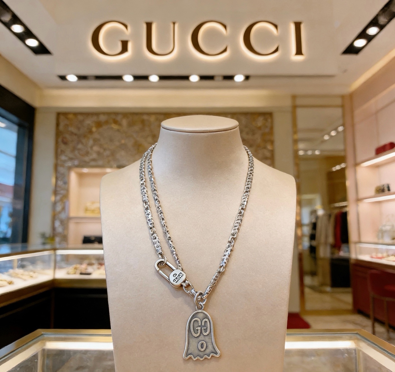 NO:862606,The latest Gucci necklace has a higher grade. The same style as the Anger Forest series double G pendant Gucci necklace for celebrities. The chain length is 60 cm and the length can be changed. The details are distressed. The glossy version is not available in the market. This one has been on the market. It is a best-selling model in Gucci. It is very good to match with trendy clothes, fine jewelry, gucci, and necklace.19860909批古驰项链最新款链条档次更高明星同款Anger Forest系列双G吊坠古驰项链 链长60厘米可改长度 细节对版做旧处理 非市面亮面版型 这款一直在出 古驰里面热卖款 非常好搭配潮流衣服,饰品精品,gucci,necklace,Jewelry