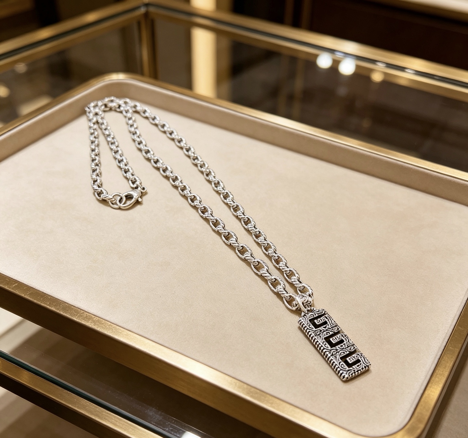 NO:862616,Batch New product launches are not explosive until they are released. ♀ Look for exclusive details and quality. Douyin is the first choice for Internet celebrities. The latest chain of Gucci necklaces is of higher quality. The same style as the Anger Forest series double G design concept retro necklace for celebrities. It makes the high-end clothes more elegant and more brand-like and personalized when going out. The details are distressed. The non-market glossy version. This one has been out. The best-selling model in Gucci. Very easy to match, fine jewelry, gucci, necklace.19860909批  新品发布不爆不发 ♀认准独家细节和品质抖音带货网红首选 古驰项链最新款链条档次更高明星同款Anger Forest系列双g设计理念复古项链 让高档的衣服搭配更有气质 出去更有牌面和个性 细节对版做旧处理 非市面亮面版型 这款一直在出 古驰里面热卖款 非常好搭配,饰品精品,gucci,necklace,Jewelry