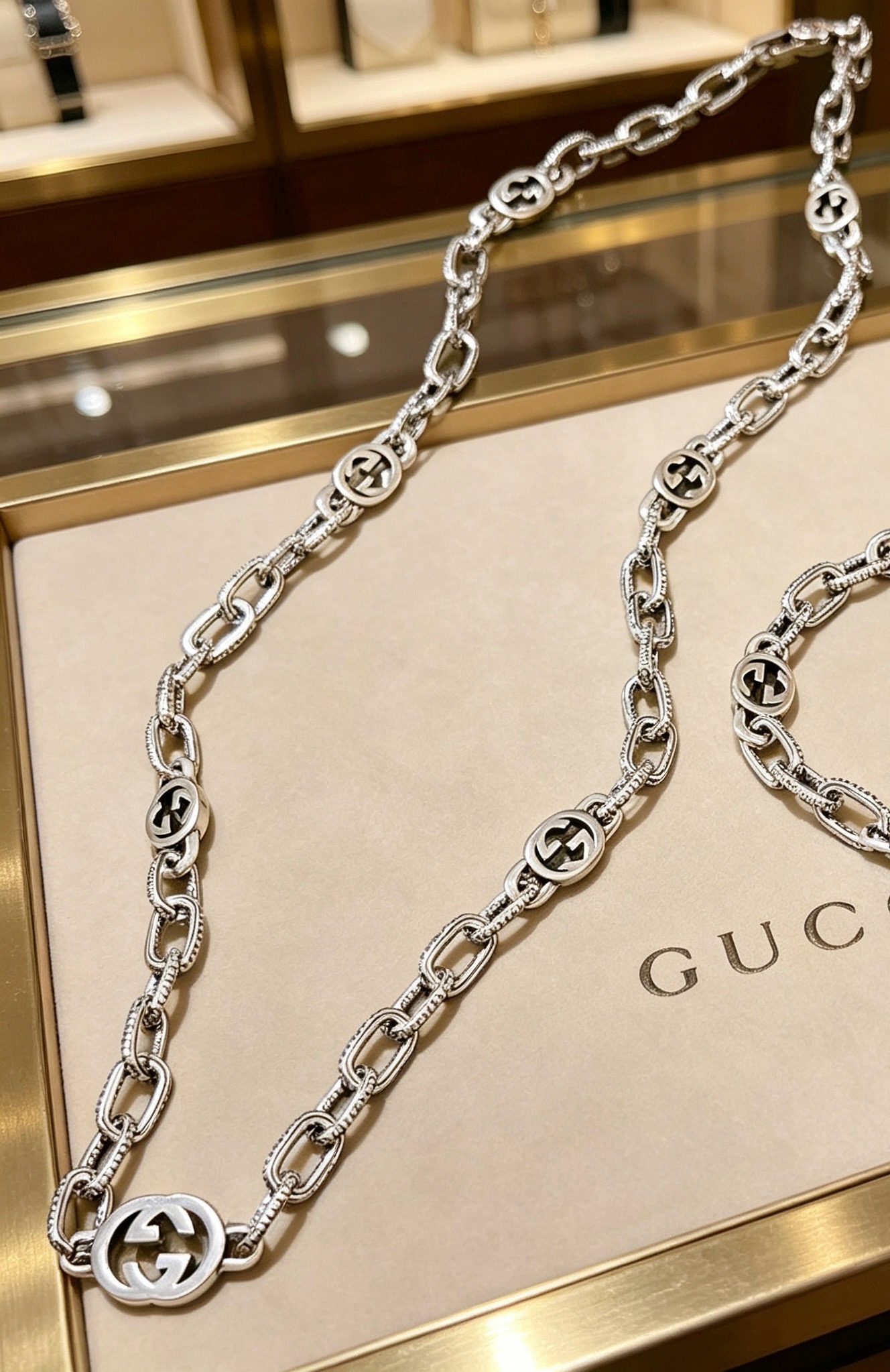 NO:862626,Batch Gucci necklace’s latest chain has a higher grade. The same model as the star’s Anger Forest series 7G Gucci necklace. The chain length is 60 cm and the length can be changed. The details are distressed. The shiny version is not available in the market. This model has been on the market. It is a best-selling model in Gucci. It is very good to match with trendy clothes, high-quality jewelry, gucci, and necklace.19860909批 古驰项链最新款链条档次更高明星同款Anger Forest系列7G古驰项链 链长60厘米可改长度 细节对版做旧处理 非市面亮面版型 这款一直在出 古驰里面热卖款 非常好搭配潮流衣服,饰品精品,gucci,necklace,Jewelry