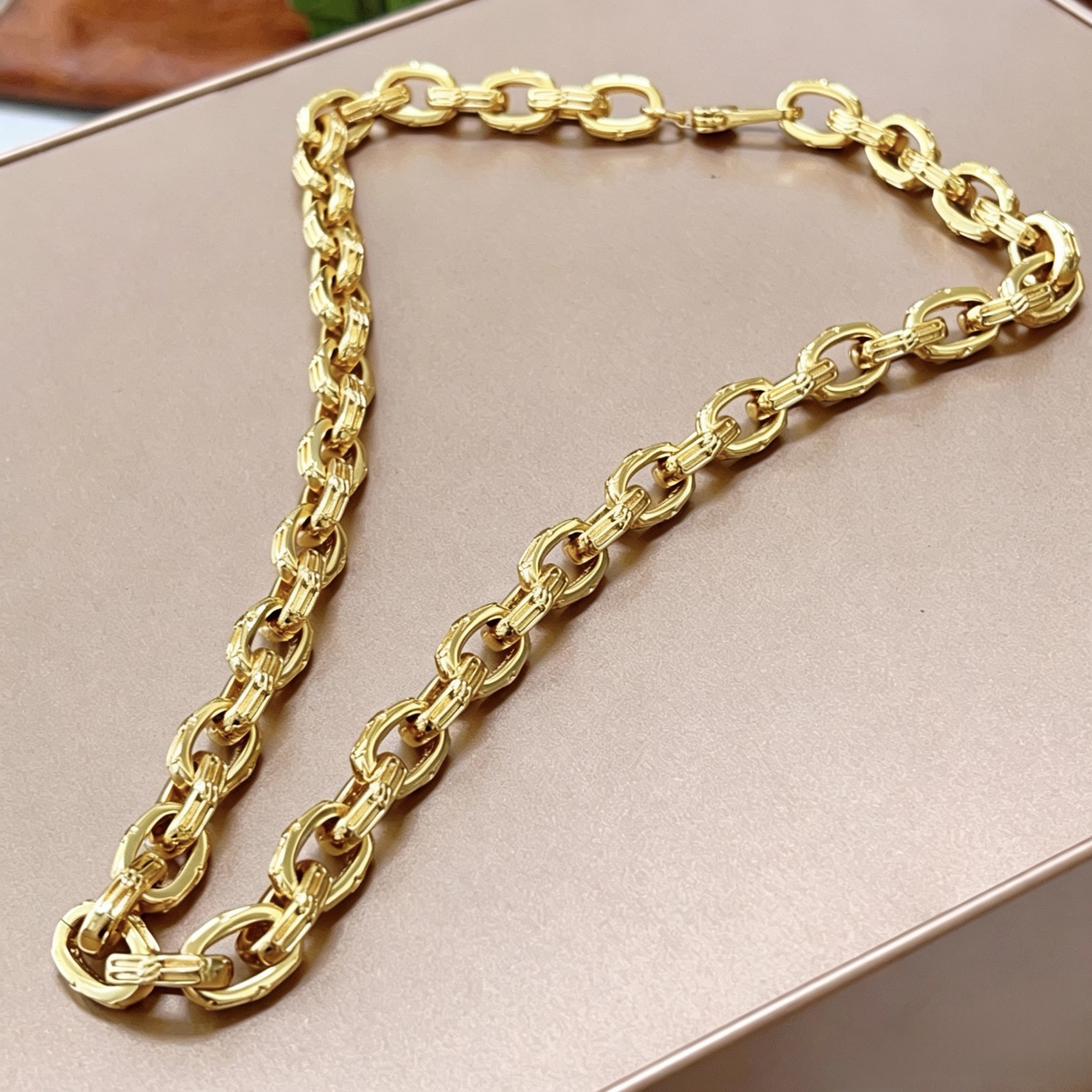 NO:862579,Batch original single goods new products Balenciaga necklace Balenciaga new necklace counter consistent fine details workmanship every detail process in place fine design craftsmanship hot models shipped unique design retro style Balenciaga necklace, jewelry boutique, balenciaga, balenciaga, necklace19860909批 原单货新品 巴黎世家项链 Balenciaga 新款项链专柜一致 细节做工精细 每个细节流程到位 设计工艺精细 火爆款出货 设计独特 复古风格 巴黎世家项链,饰品精品,balenciaga,balenciaga,necklace,Jewelry