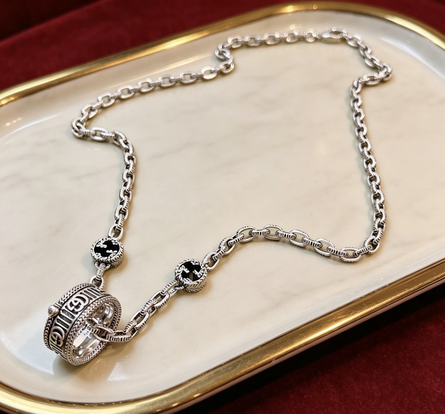 NO:862589,Batch, it’s so handsome. Gucci necklace 2026 latest chain has a higher grade. The same classic model for celebrities. Anger Forest series double G Gucci necklace. The chain length is 60 cm and the length can be changed. The details are distressed and the version is not available in the market. This type of shiny version has been out. It is a best-selling model in Gucci. It goes well with trendy clothes, high-quality jewelry, gucci, and necklaces.19860909批 太帅啦 古驰项链2026最新款链条档次更高明星同款经典款Anger Forest系列双G古驰项链 链长60厘米可改长度 细节对版做旧处理 非市面亮面版型 这款一直在出 古驰里面热卖款 非常好搭配潮流衣服,饰品精品,gucci,necklace,Jewelry