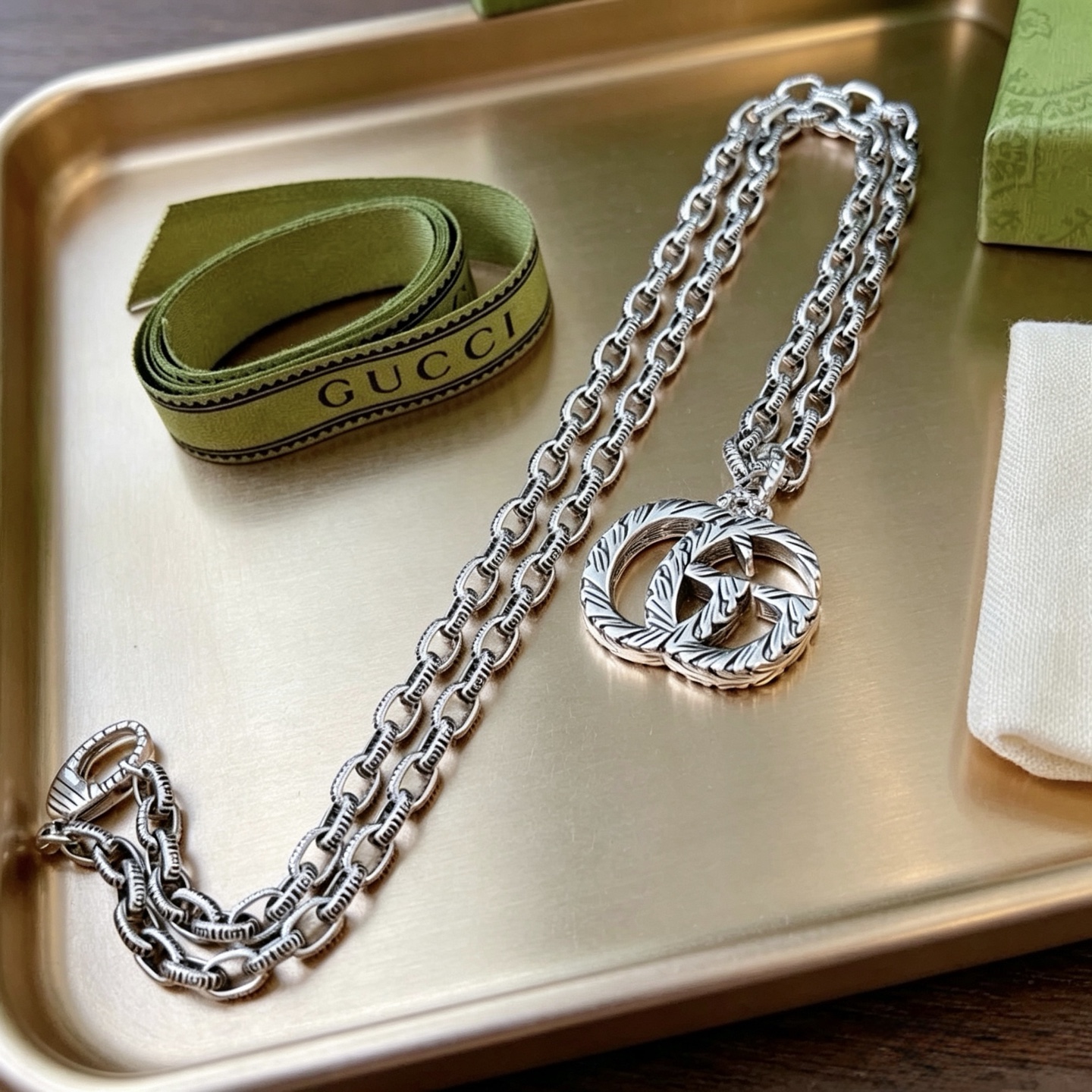 NO:862599,Batch Douyin is the first choice for bringing goods. The latest Gucci necklace in 2026 has a higher grade. The same style as the Anger Forest series double G Gucci necklace for celebrities. The length of the chain is 60 cm and the length can be changed. The details are distressed and the version is not available in the market. This type of glossy version has been out. It is a best-selling model in Gucci. It goes well with trendy clothes, fine jewelry, gucci, and necklace.19860909批 抖音带货首选 古驰项链2026最新款链条档次更高明星同款Anger Forest系列双G古驰项链 链长60厘米可改长度 细节对版做旧处理 非市面亮面版型 这款一直在出 古驰里面热卖款 非常好搭配潮流衣服,饰品精品,gucci,necklace,Jewelry