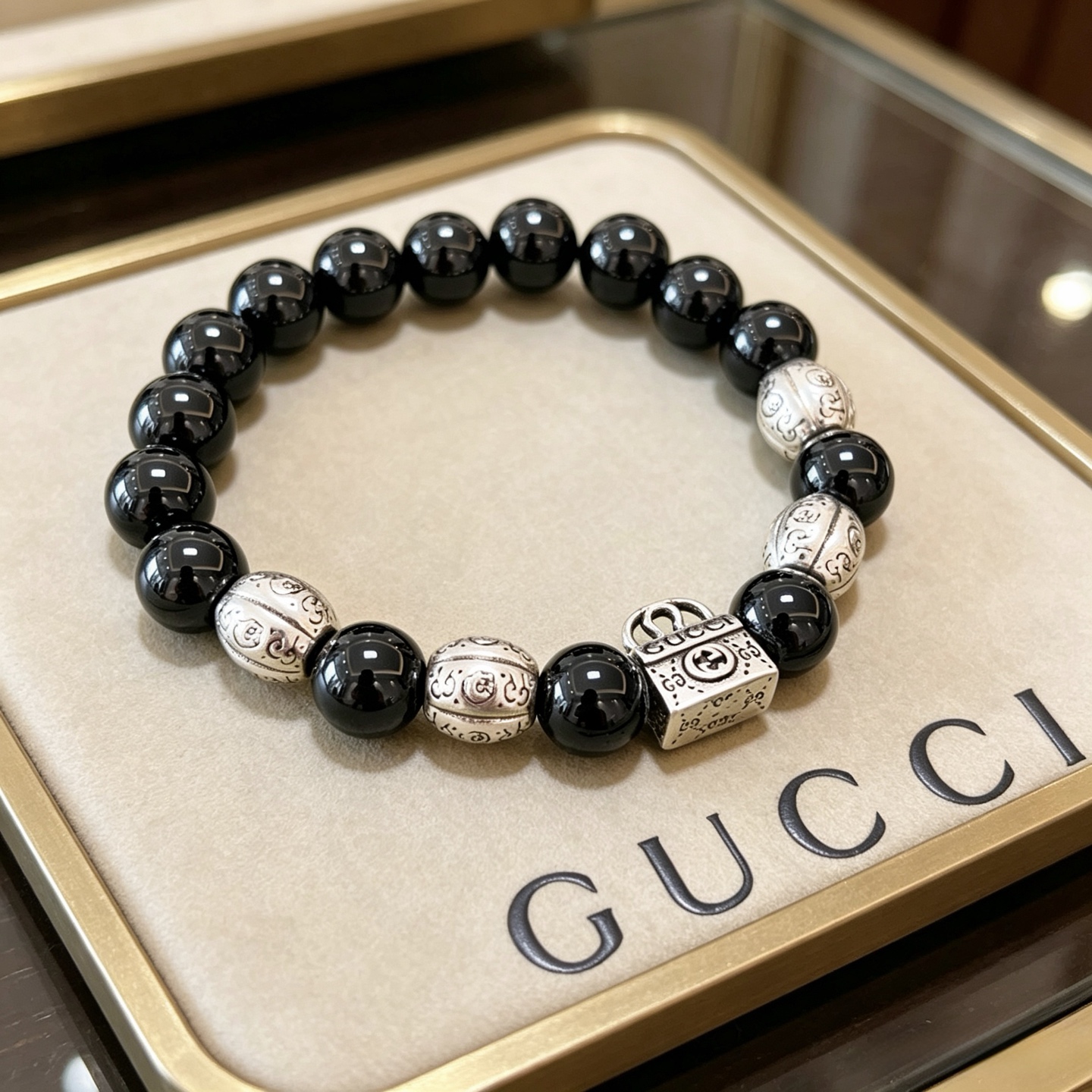NO:862609,Batch Gucci bracelets for men and women. The latest natural black agate bracelet is of higher quality. The same style as the Anger Forest series double g black agate crystal bracelet for celebrities. Size: 16-24 cm. The details are distressed. The shiny version is not available in the market. It is not commonly made in the market. This model has been released. The best-selling model in Gucci. Very good to match clothes, high-quality jewelry, gucci, bracelet.19860909批 古驰手链男女同款 最新款天然黑玛瑙手链档次更高明星同款Anger Forest系列双g黑玛瑙水晶手链 尺寸:16-24厘米 细节对版做旧处理 非市面亮面版型 非市面普通做这款一直在出 古驰里面热卖款 非常好搭配衣服,饰品精品,gucci,bracelet,Jewelry