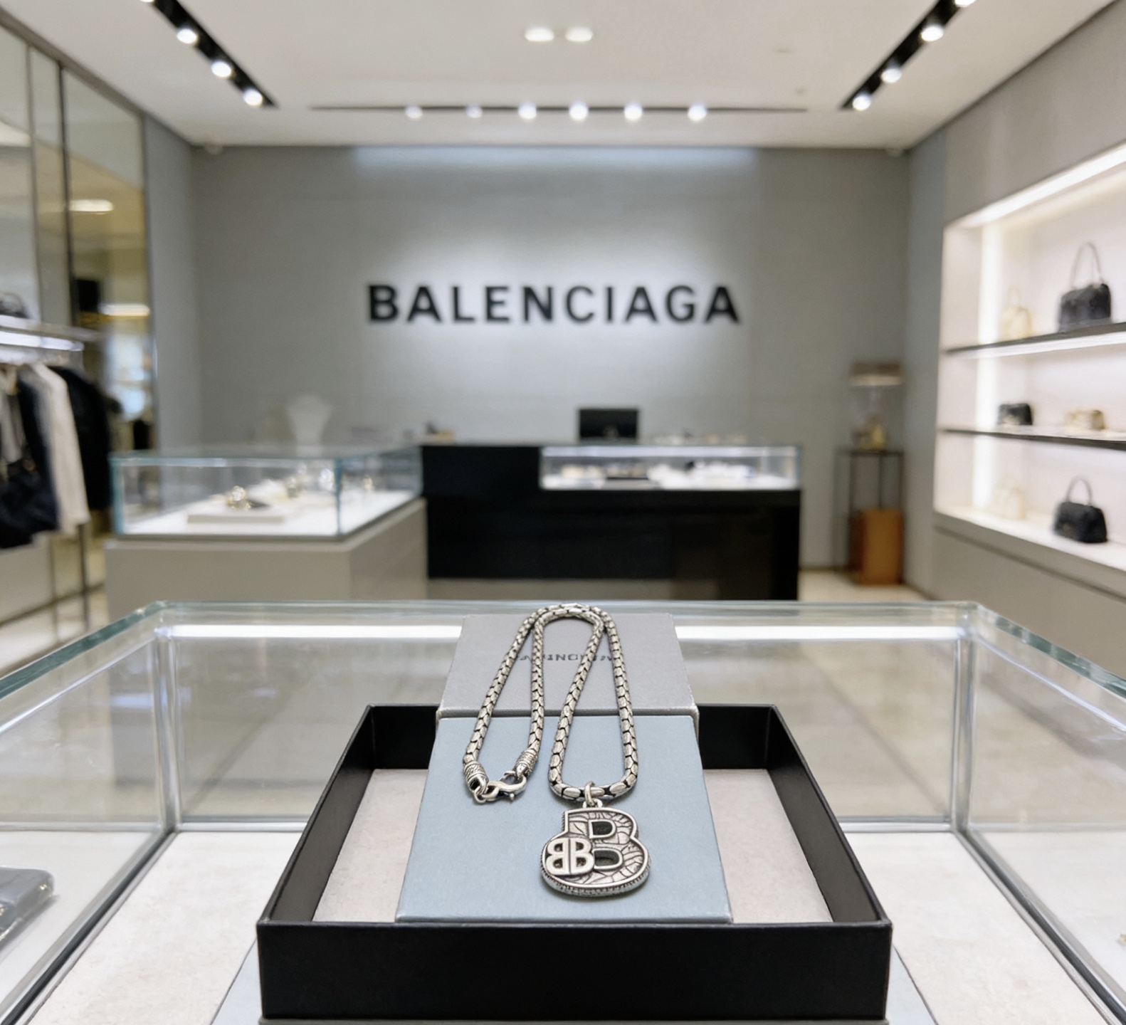 NO:862629,Batch original single goods new products Balenciaga necklace Balenciaga new necklace counter consistent fine details workmanship every detail process in place fine design craftsmanship hot models shipped unique design retro style Balenciaga necklace, jewelry boutique, balenciaga, balenciaga, necklace19860909批 原单货新品 巴黎世家项链 Balenciaga 新款项链专柜一致 细节做工精细 每个细节流程到位 设计工艺精细 火爆款出货 设计独特 复古风格 巴黎世家项链,饰品精品,balenciaga,balenciaga,necklace,Jewelry
