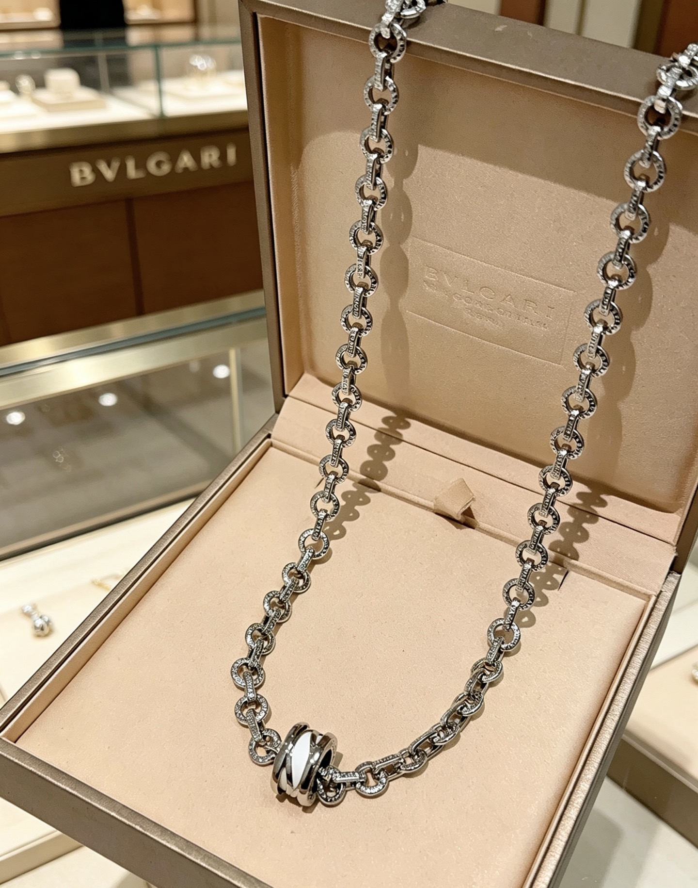 宝格丽项链V金材质 。BVLGARI宝格丽 DIVAS‘ DREAM 系列 品相完美，细节无敌，那种独特