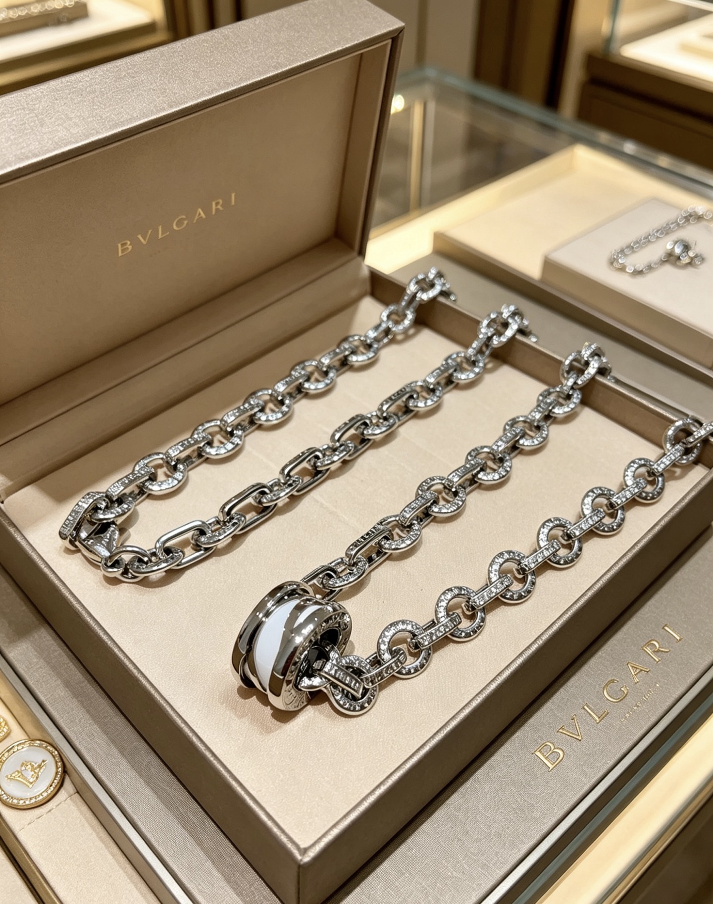 宝格丽项链V金材质 。BVLGARI宝格丽 DIVAS‘ DREAM 系列 品相完美，细节无敌，那种独特