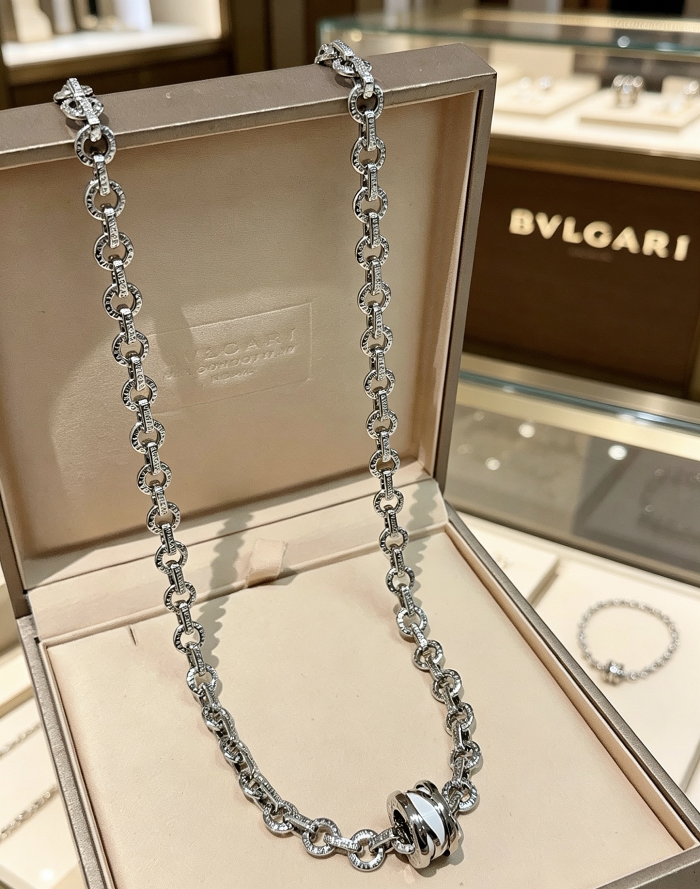 宝格丽项链V金材质 。BVLGARI宝格丽 DIVAS‘ DREAM 系列 品相完美，细节无敌，那种独特