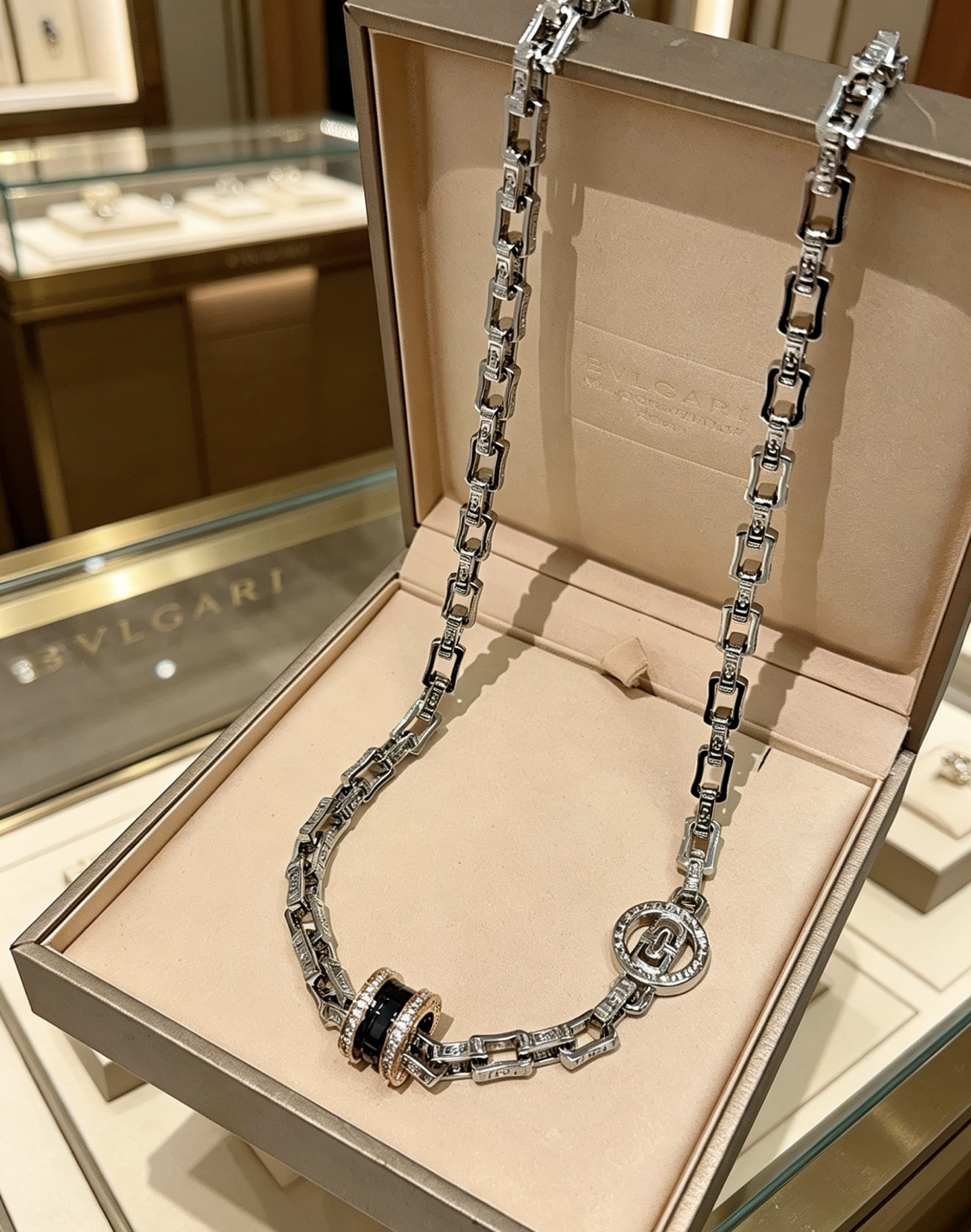 NO:862568,Batch Bulgari necklace V gold material. BVLGARI BVLGARI DIVAS' DREAM series. Perfect appearance, unparalleled details, the unique color is completely impeccable, and is decorated with a classic ring shape design. It is simple yet elegant and eye-catching. The combination of 18K gold is more elegant and elegant. Same style for men and women. Bvlgari necklace, fine jewelry, Bottega Veneta, bvlgari, bvlgari, necklace19860909批 宝格丽项链V金材质 .BVLGARI宝格丽 DIVAS‘ DREAM 系列 品相完美,细节无敌,那种独特的色泽完全无可挑剔,再缀以经典指环外形设计,简约之余却又优雅夺目,18K金的组合更显气色,上身雅致动人.男女同款 宝格丽项链,饰品精品,bottega veneta,bvlgari,bvlgari,necklace,Jewelry