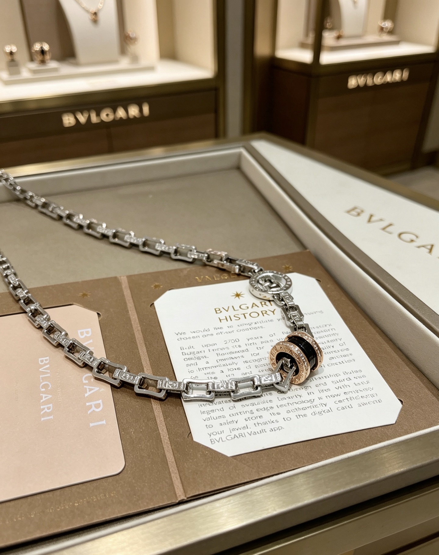 宝格丽项链V金材质 。BVLGARI宝格丽 DIVAS‘ DREAM 系列 品相完美，细节无敌，那种独特