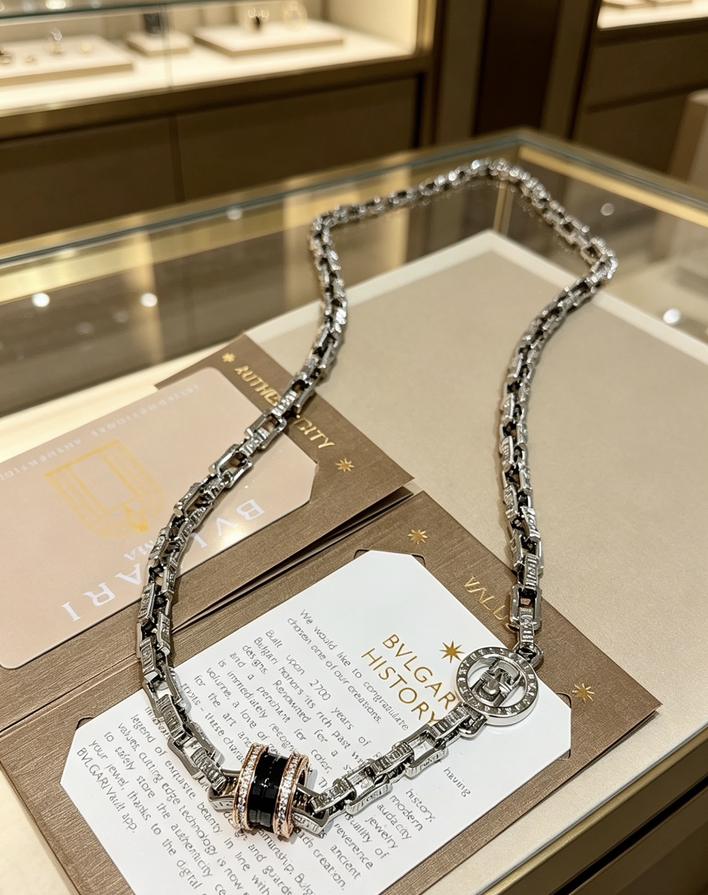 宝格丽项链V金材质 。BVLGARI宝格丽 DIVAS‘ DREAM 系列 品相完美，细节无敌，那种独特