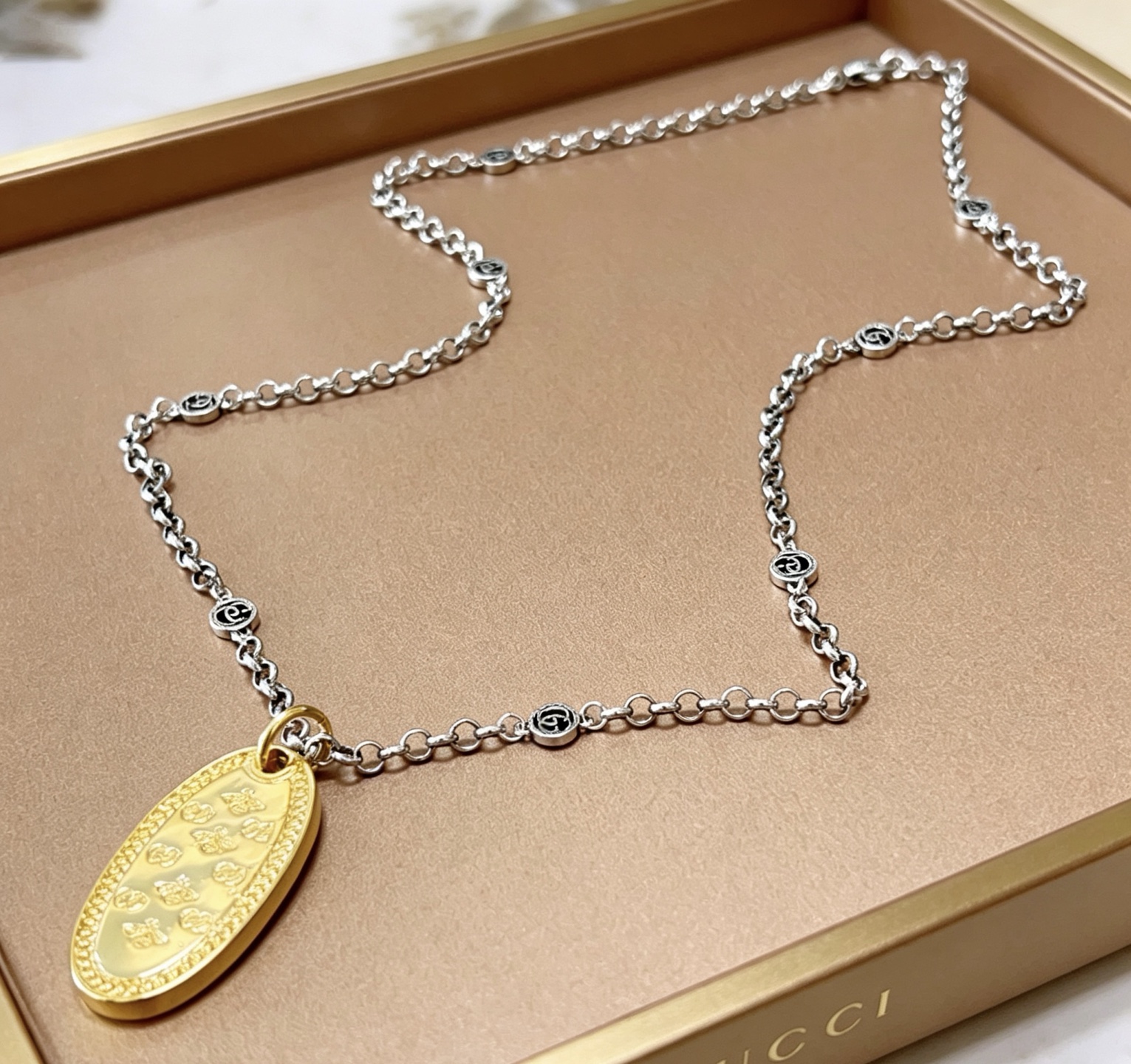 NO:862588,Batch, it’s so handsome. Gucci necklace. The latest chain is of higher quality. It’s the same classic model for celebrities. The Anger Forest series double G Gucci necklace. The details are distressed. The glossy version is not available in the market. This model has been on sale. It is a best-selling model in Gucci. It goes well with trendy clothes, high-quality jewelry, Gucci, and necklaces.19860909批 太帅啦 古驰项链. 最新款链条档次更高明星同款经典款Anger Forest系列双G古驰项链 细节对版做旧处理 非市面亮面版型 这款一直在出 古驰里面热卖款 非常好搭配潮流衣服,饰品精品,gucci,necklace,Jewelry