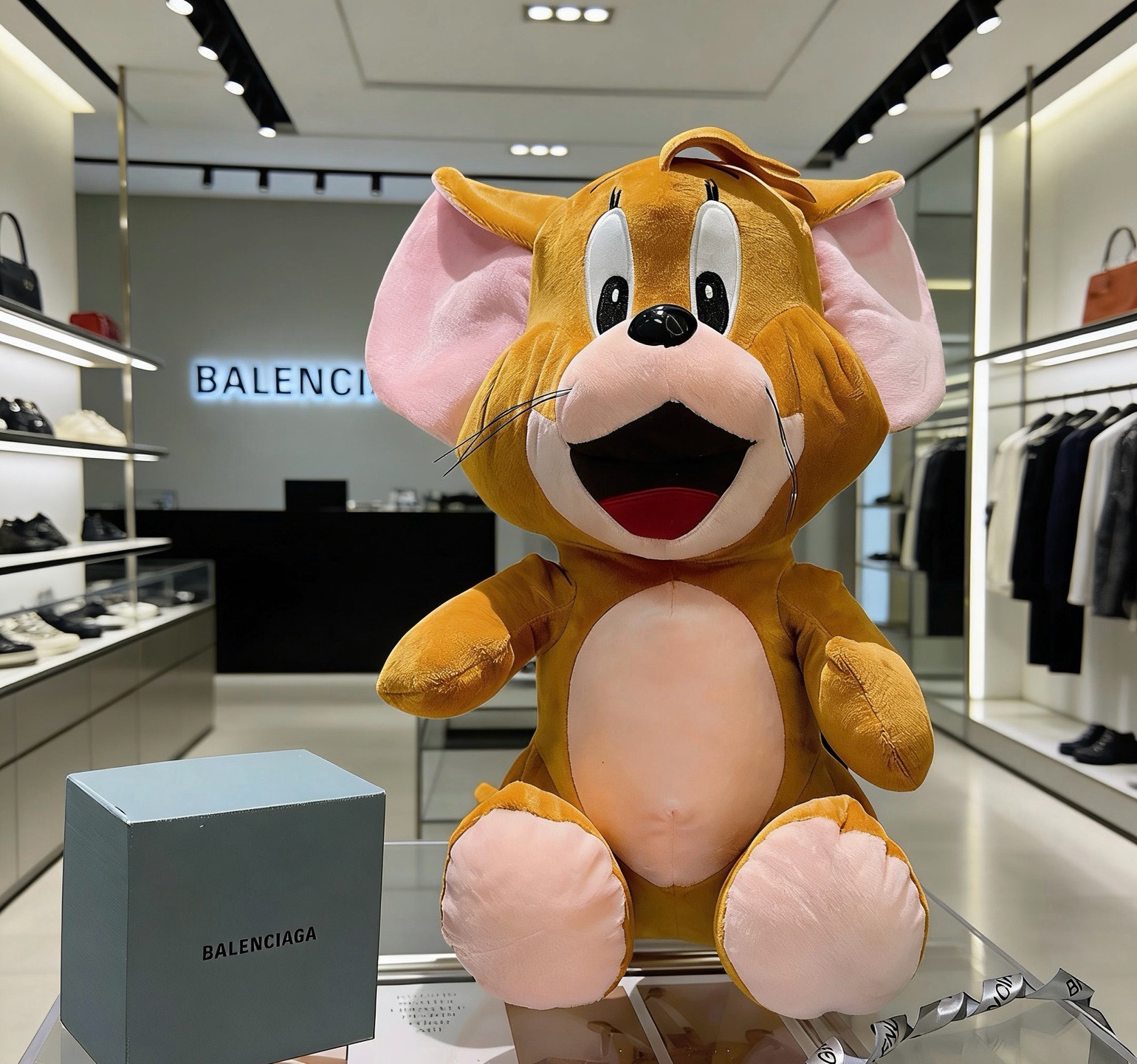 爆款来袭 巴黎世家官网首发新品猫和老鼠玩偶独家高品质发售 出口法国订单新品发布 ，巴黎世家一款杰瑞公仔，