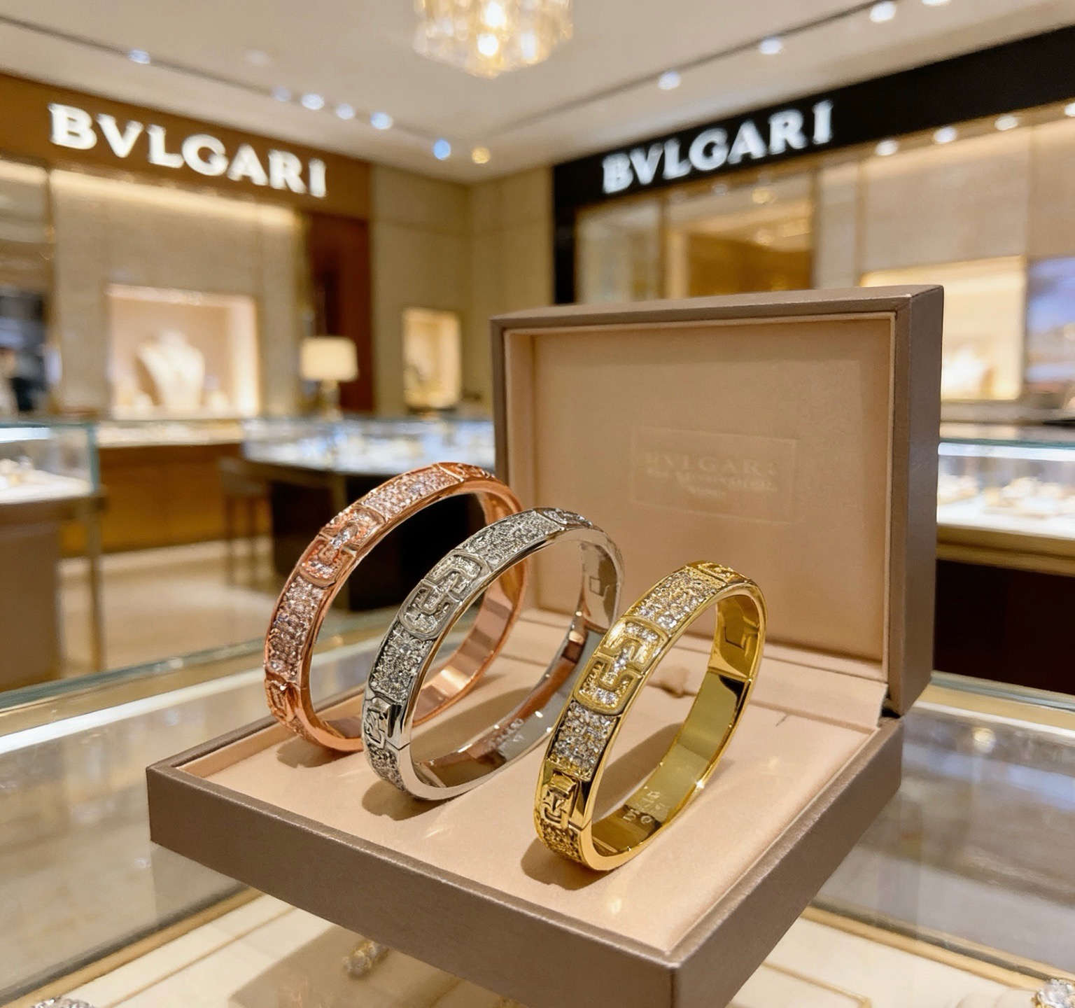 NO:862669,Batch. Bvlgari bracelet Serpenti Viper series paper clip bracelet, made of V gold, perfectly and carefully polished, and perfectly fits the metal edge!  Full of temptation and charming sensibility, the paper clip is bright and luxurious, showing unparalleled beauty and power, giving you a new look, interpreting the inherent multi-faceted characteristics of the snake, spreading and bending, showing its elegant and seductive beauty!  ,boutique jewelry,bvlgari,bracelet19860909批.宝格丽手镯Serpenti Viper系列回形针手镯,V金材质 完美精心打磨,与金属边完美契合！充满诱惑和迷人的感性,回形针璀璨奢华,呈现出中无与伦比的美感与力量,给你一个全新的面貌,诠释灵蛇固有的多面特质,蔓延弯曲,尽显其高雅而极具诱惑的美丽！,饰品精品,bvlgari,bracelet,Jewelry
