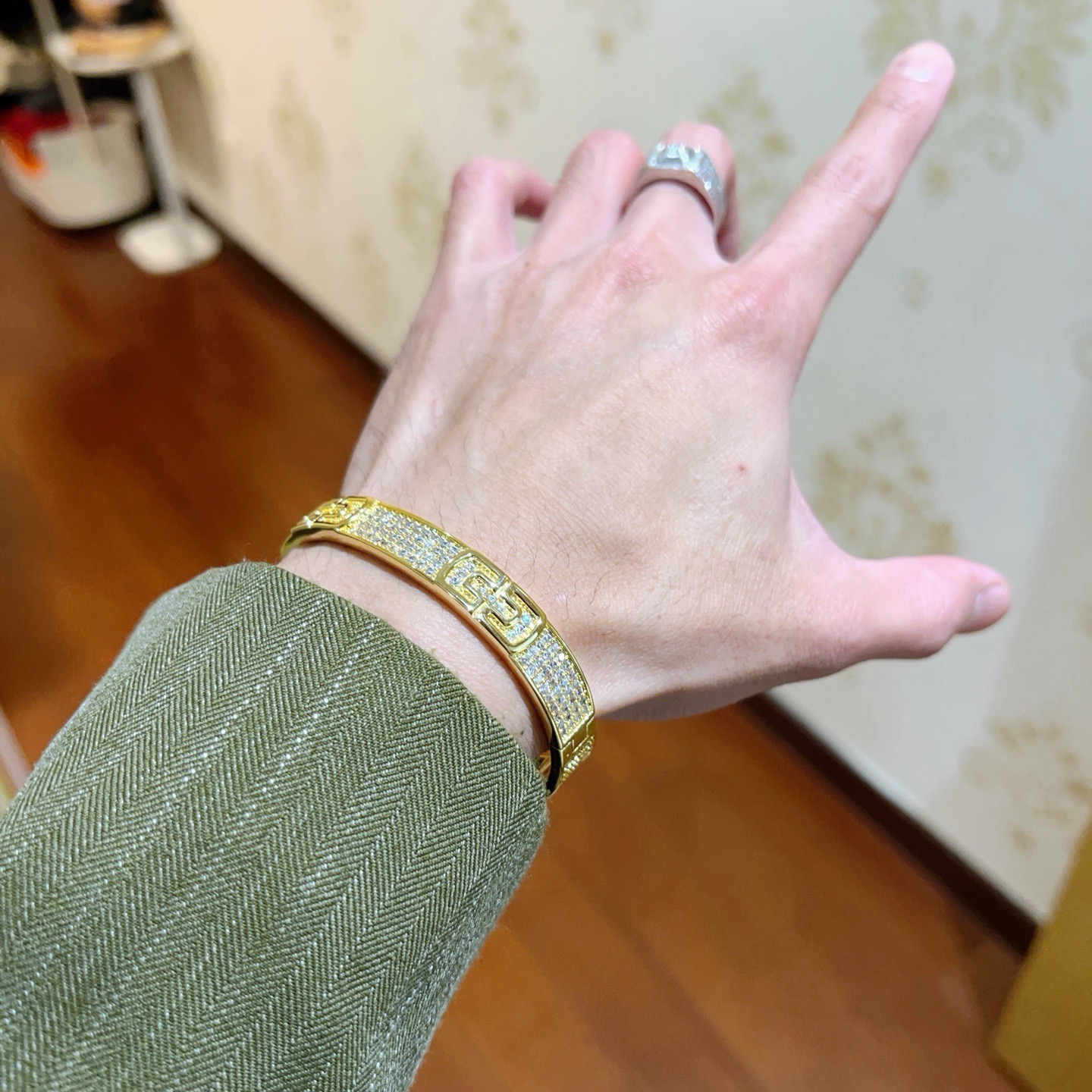 宝格丽手镯Serpenti Viper系列回形针手镯，V金材质 完美精心打磨，与金属边完美契合！充满诱惑