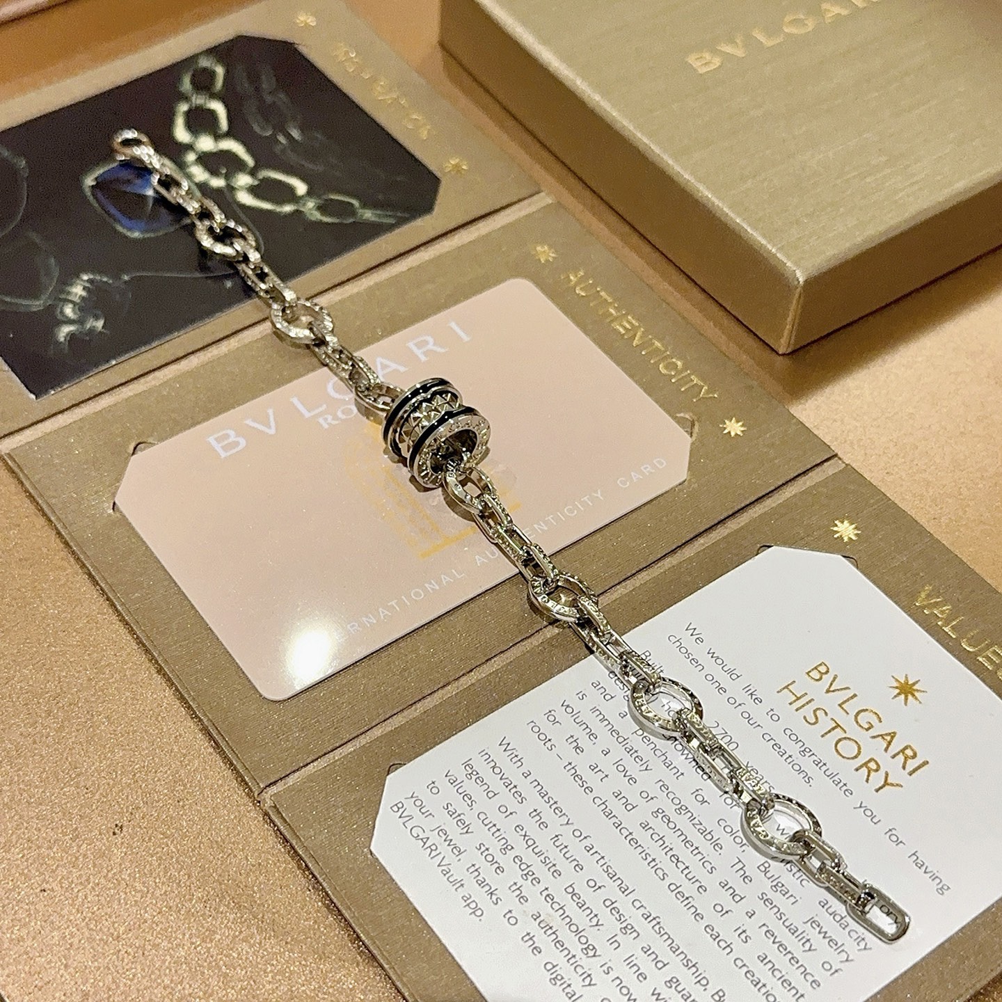 宝格丽手链V金材质 BVLGARI宝格丽 DIVAS‘ DREAM 系列 品相完美，细节无敌，那种独特的
