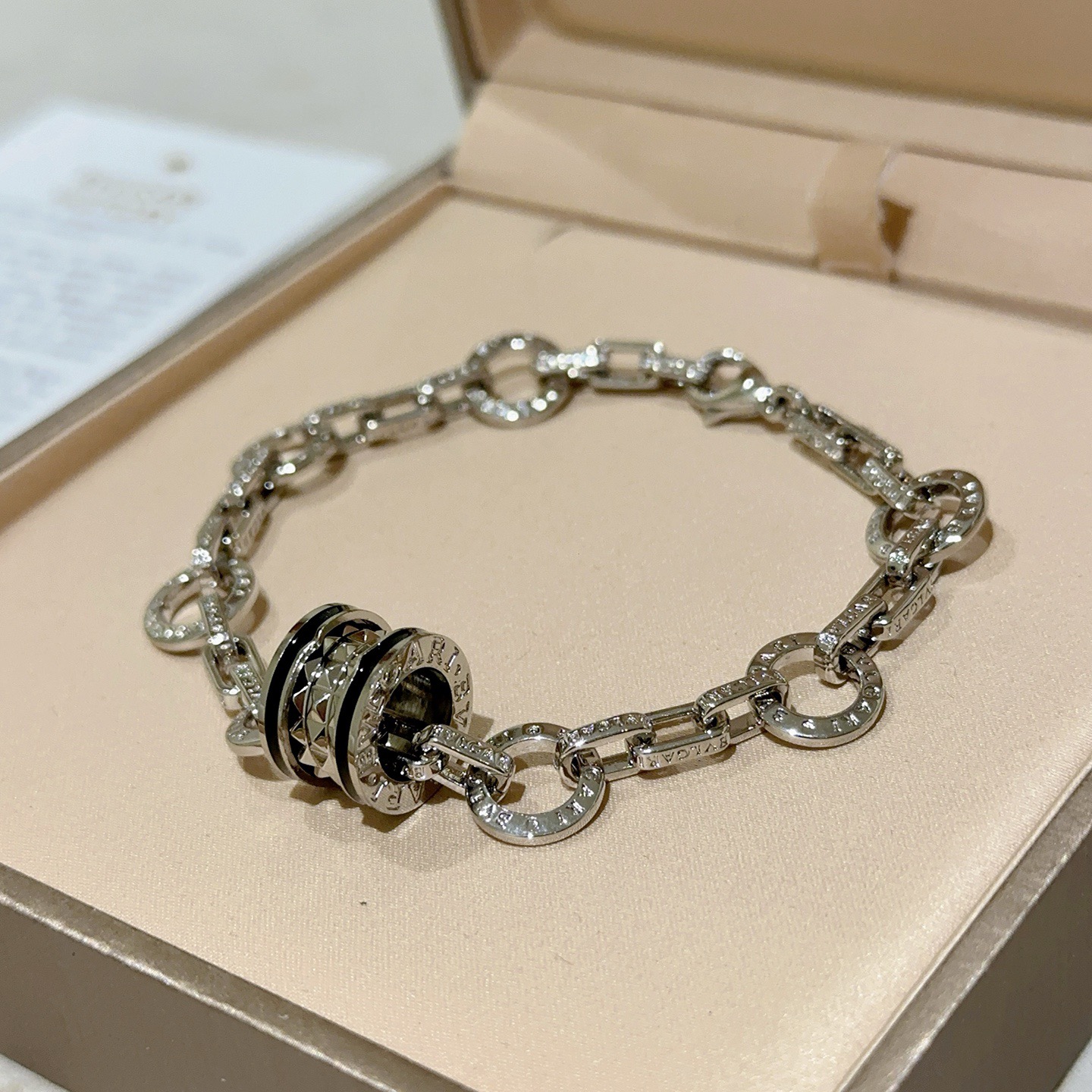 宝格丽手链V金材质 BVLGARI宝格丽 DIVAS‘ DREAM 系列 品相完美，细节无敌，那种独特的