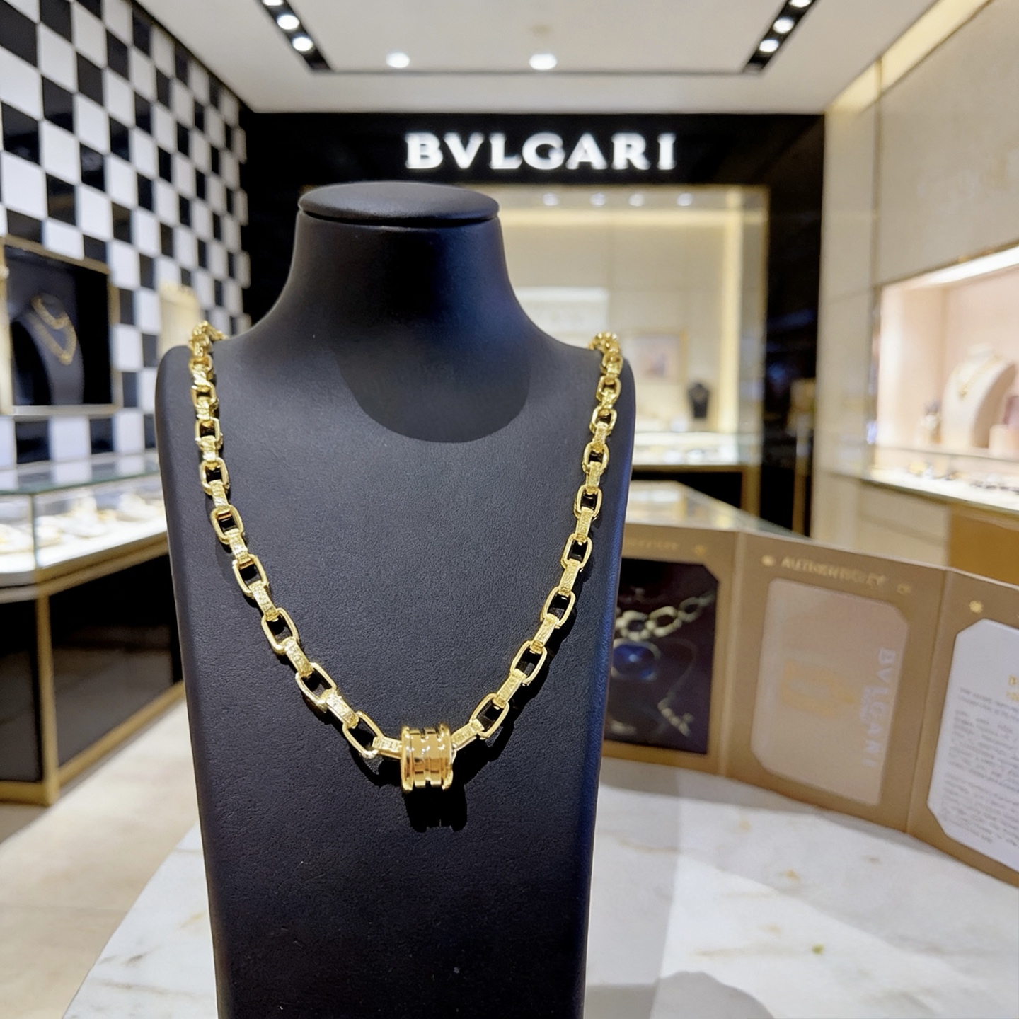 宝格丽项链V金材质。BVLGARI宝格丽 DIVAS‘ DREAM 系列 品相完美，细节无敌，那种独特的