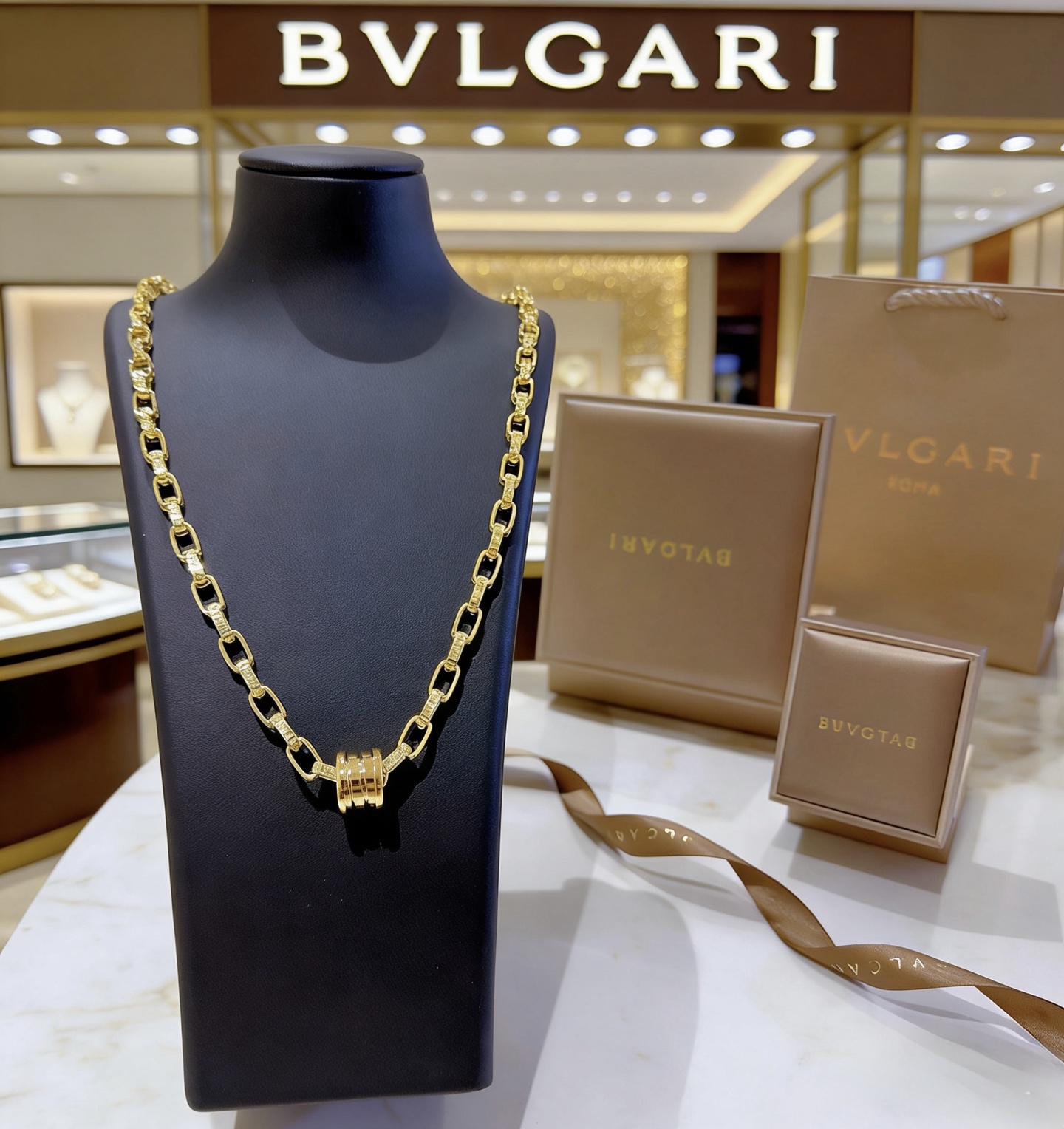 宝格丽项链V金材质。BVLGARI宝格丽 DIVAS‘ DREAM 系列 品相完美，细节无敌，那种独特的