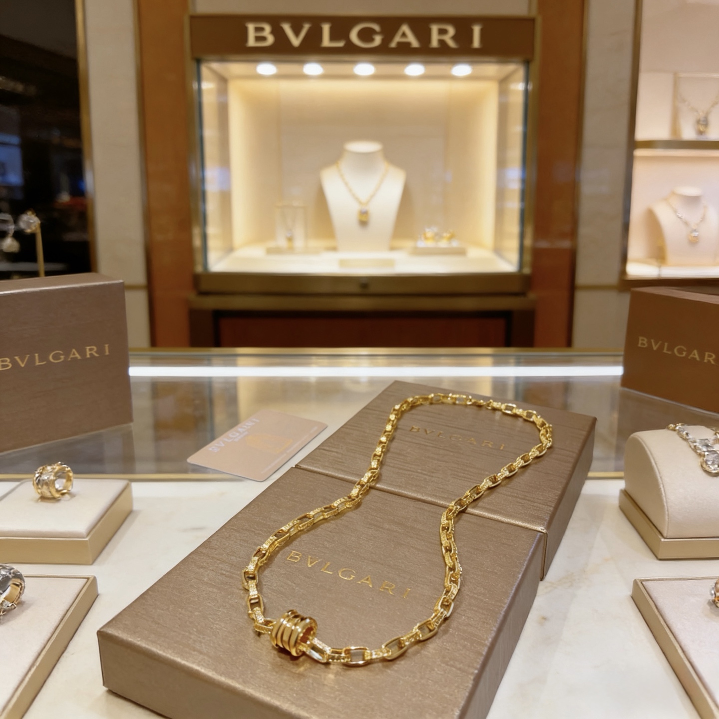 宝格丽项链V金材质。BVLGARI宝格丽 DIVAS‘ DREAM 系列 品相完美，细节无敌，那种独特的