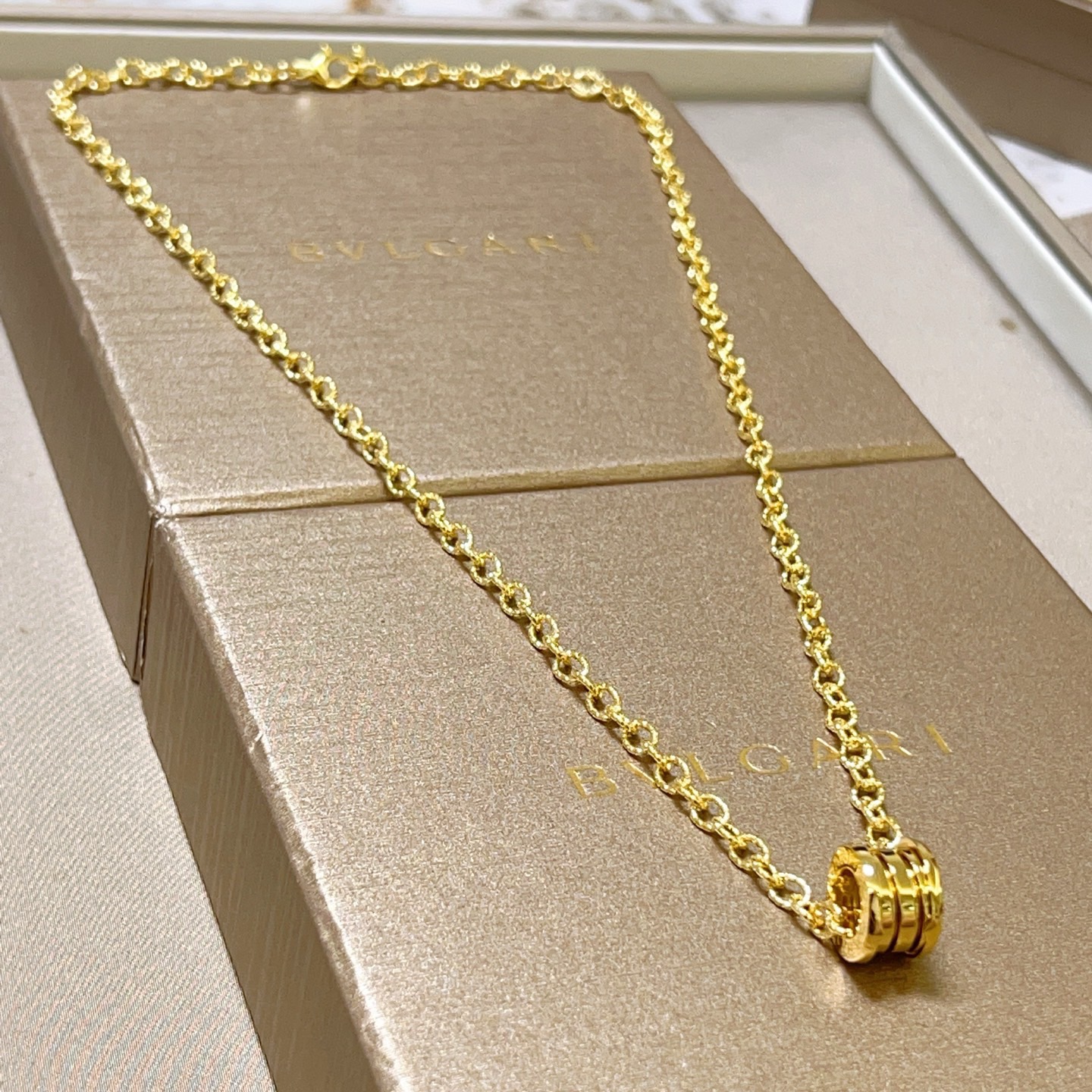 NO:862654,Batch Bulgari necklace V gold material. BVLGARI BVLGARI DIVAS' DREAM series. Perfect appearance, unparalleled details, the unique color is completely impeccable, and is decorated with a classic ring shape design. It is simple yet elegant and eye-catching. The combination of 18K gold is more elegant and elegant. Same style for men and women. Bvlgari necklace, fine jewelry, Bottega Veneta, bvlgari, bvlgari, necklace19860909批 宝格丽项链V金材质 .BVLGARI宝格丽 DIVAS‘ DREAM 系列 品相完美,细节无敌,那种独特的色泽完全无可挑剔,再缀以经典指环外形设计,简约之余却又优雅夺目,18K金的组合更显气色,上身雅致动人.男女同款 宝格丽项链,饰品精品,bottega veneta,bvlgari,bvlgari,necklace,Jewelry