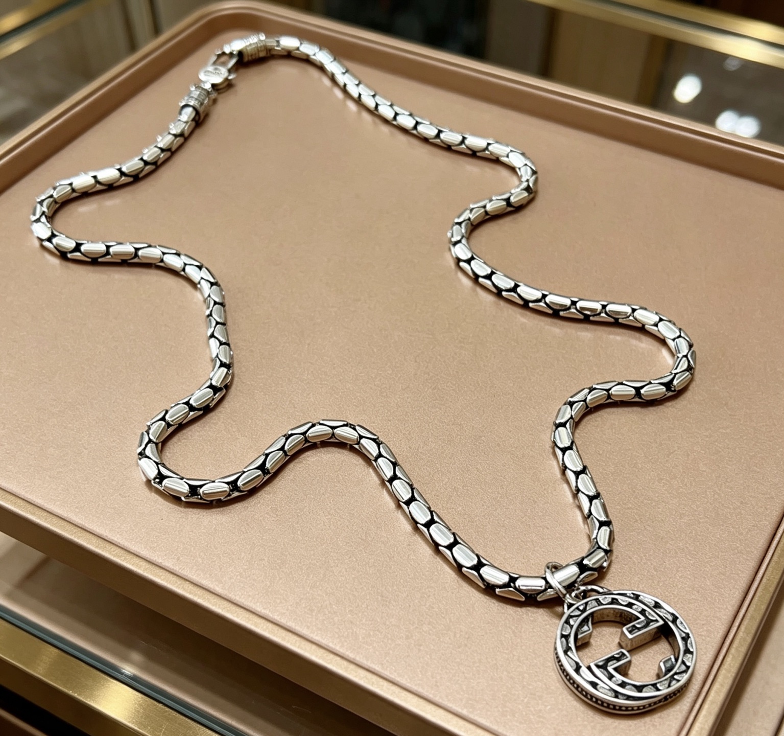NO:862662,Batch Gucci necklace 2026 latest chain with higher grade. Same style as Anger Forest series double G Gucci necklace for celebrities. The chain length is 60 cm and the length can be changed. The details are distressed. The shiny version is not available in the market. This one has been out. It is the best-selling model in Gucci. It is very good to match with trendy clothes, fine jewelry, gucci, necklace.19860909批  古驰项链2026最新款链条档次更高明星同款Anger Forest系列双G古驰项链 链长60厘米可改长度 细节对版做旧处理 非市面亮面版型 这款一直在出 古驰里面热卖款 非常好搭配潮流衣服,饰品精品,gucci,necklace,Jewelry