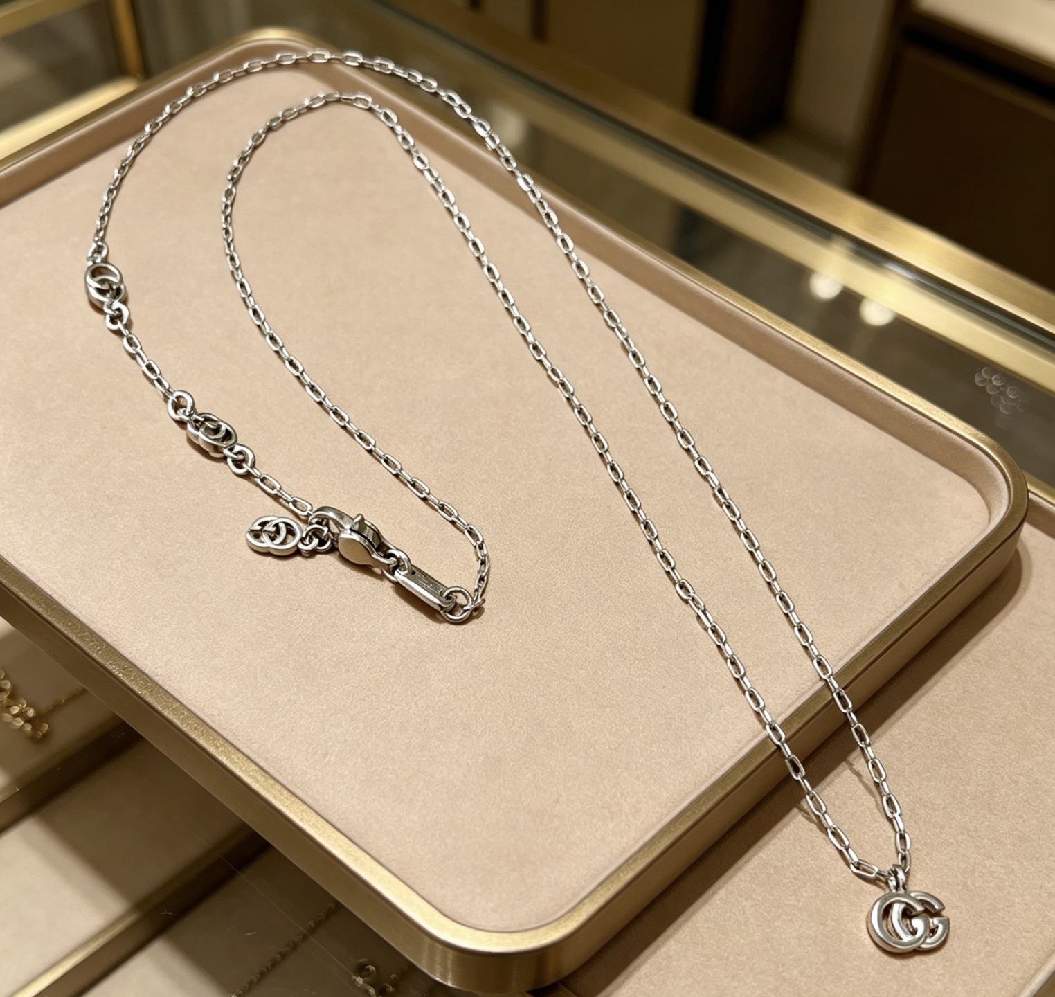 NO:862670,Batch Gucci necklace 2026 latest chain with higher grade. Anger Forest series double G Gucci necklace of the same style for celebrities. The details are distressed and the version is not available in the market. This is a shiny version. This one has been out. It is a best-selling model in Gucci. It is very good to match with trendy clothes, fine jewelry, gucci, necklace.19860909批  古驰项链2026最新款链条档次更高明星同款Anger Forest系列双G古驰项链 细节对版做旧处理 非市面亮面版型 这款一直在出 古驰里面热卖款 非常好搭配潮流衣服,饰品精品,gucci,necklace,Jewelry