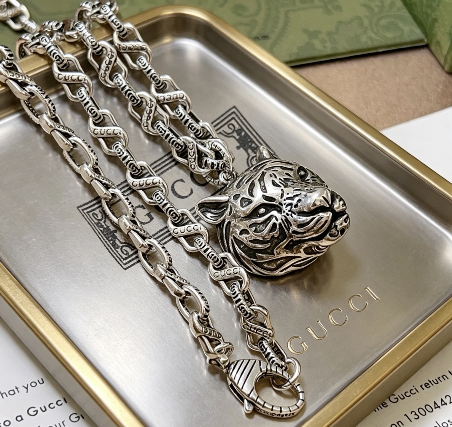 NO:862677,Batch, it’s so handsome. The latest chain of Gucci necklace is of higher quality. It’s the same classic model for celebrities. The Anger Forest series double G Gucci necklace. The details are distressed. The glossy version is not available in the market. This model has been on the market. It is a best-selling model in Gucci. It goes well with trendy clothes, high-quality jewelry, gucci, and necklaces.19860909批 太帅啦 古驰项链最新款链条档次更高明星同款经典款Anger Forest系列双G古驰项链 细节对版做旧处理 非市面亮面版型 这款一直在出 古驰里面热卖款 非常好搭配潮流衣服,饰品精品,gucci,necklace,Jewelry