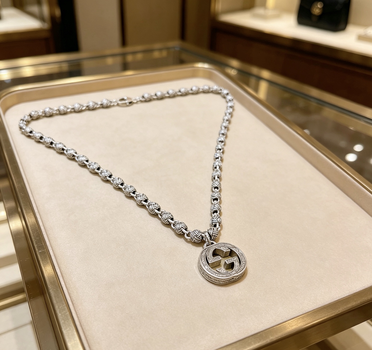 NO:862685,Batch, do not explode, do not post, Douyin is the first choice for Internet celebrities to bring goods. The latest chain of Gucci necklace is of higher quality. The same style as the Anger Forest series double G Gucci art style retro necklace for celebrities. It makes the high-end clothes more elegant. It has more brand and personality when going out. The details are distressed and not available in the market. The glossy version. This one has been released. The best-selling model in Gucci. Very easy to match, fine jewelry, gucci, necklace.19860909批 不爆不发 抖音带货网红首选 古驰项链最新款链条档次更高明星同款Anger Forest系列双g古驰艺术风格复古项链 让高档的衣服搭配更有气质 出去更有牌面和个性 细节对版做旧处理 非市面亮面版型 这款一直在出 古驰里面热卖款 非常好搭配,饰品精品,gucci,necklace,Jewelry