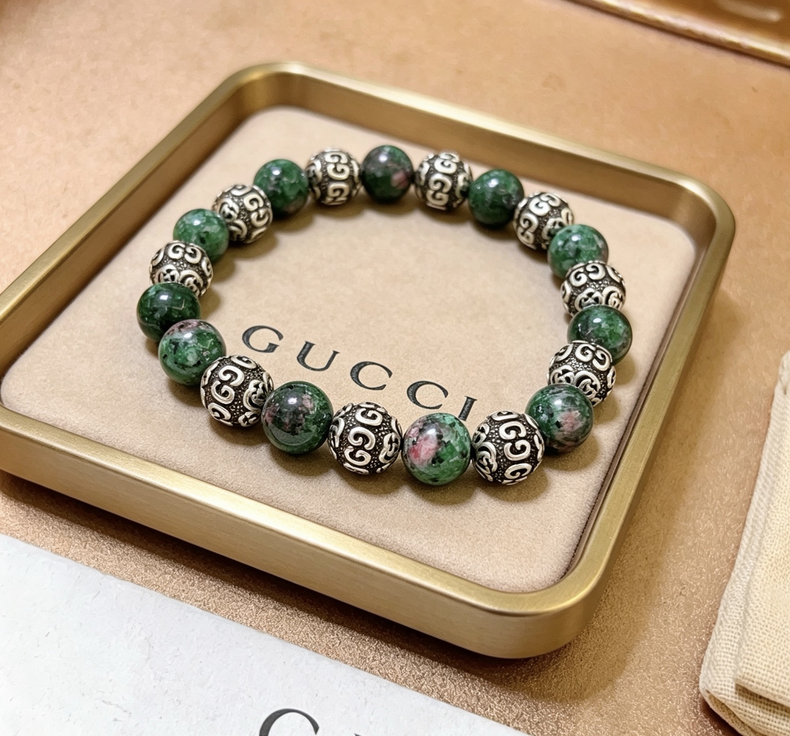 NO:862704,Batch Gucci bracelets for men and women. The latest natural stone green jade flower bracelet is of a higher grade. The same style for celebrities. Anger Forest series double g agate bracelet. Size: 16-24 cm. Details are distressed. Non-market glossy version. Non-market ordinary. This model has been out. Best-selling model in Gucci. Very good match with clothes, high-quality jewelry, gucci, bracelet.19860909批 古驰手链男女同款 最新款天然石绿翡花手链档次更高明星同款Anger Forest系列双g玛瑙手链 尺寸:16-24厘米 细节对版做旧处理 非市面亮面版型 非市面普通做这款一直在出 古驰里面热卖款 非常好搭配衣服,饰品精品,gucci,bracelet,Jewelry