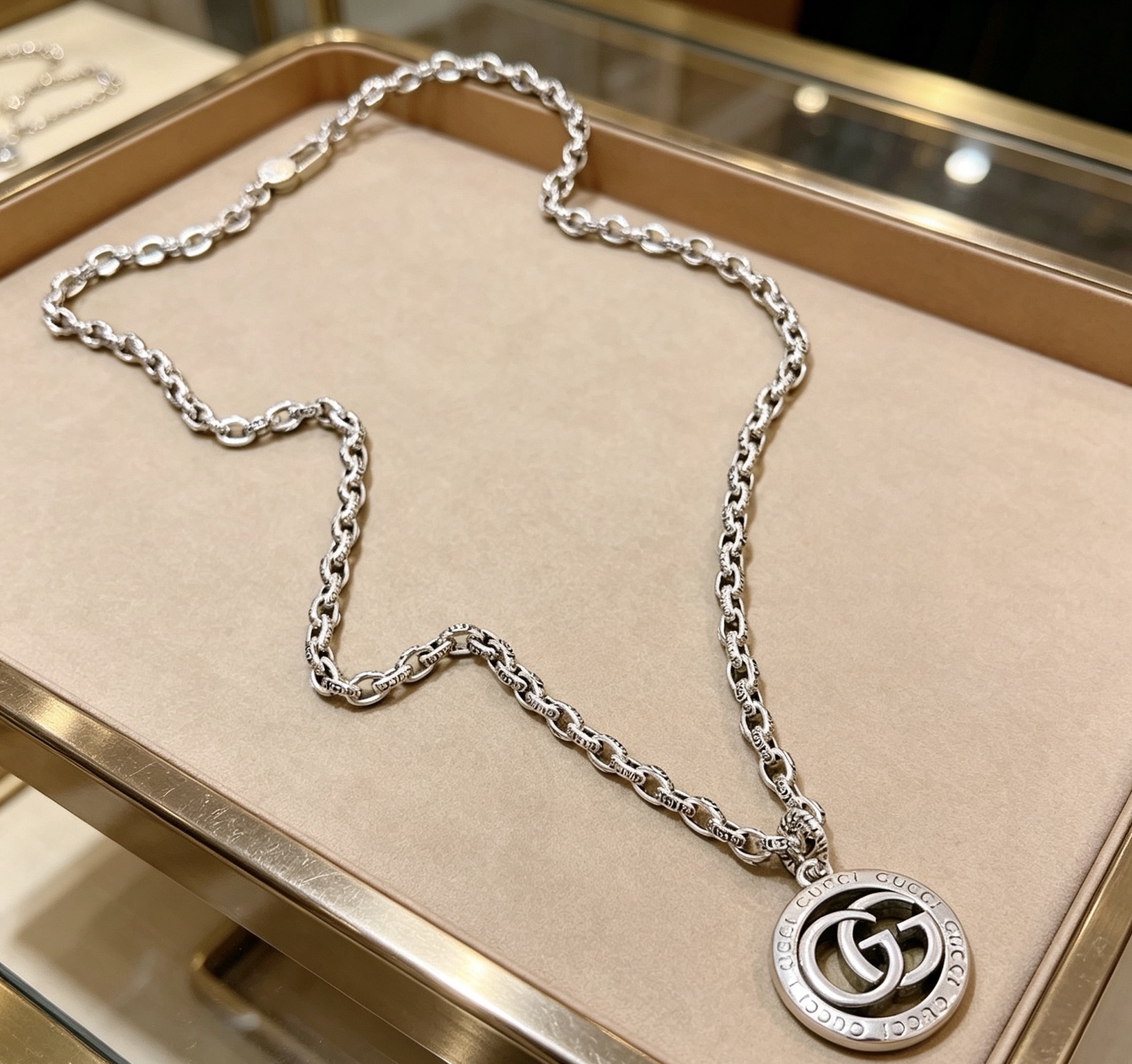NO:862717,Batch Gucci necklace's latest chain is of higher quality. The same style as the Anger Forest series Gucci necklace for celebrities. The details are distressed. The glossy version is not available in the market. This model has been on sale. It is a best-selling model in Gucci. It is very suitable for trendy clothes, fine jewelry, Gucci, and necklaces.19860909批 古驰项链最新款链条档次更高明星同款Anger Forest系列古驰项链 细节对版做旧处理 非市面亮面版型 这款一直在出 古驰里面热卖款 非常好搭配潮流衣服,饰品精品,gucci,necklace,Jewelry