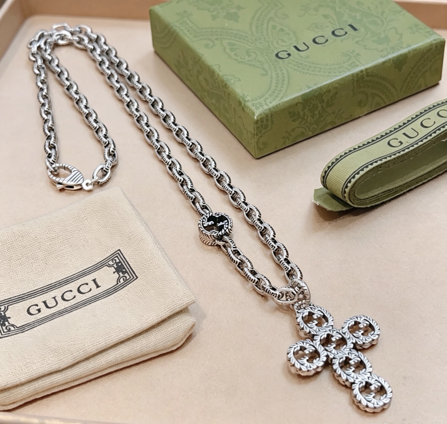 NO:862722,The latest Gucci necklace has a higher grade. The same style as the star Anger Forest series double G Gucci necklace with cross elements. The chain length is 60 cm and the length can be changed. The details are distressed. The shiny version is not available in the market. This one has been on the market. It is a best-selling model in Gucci. It is very good to match with trendy clothes, fine jewelry, gucci, necklace.19860909批古驰项链最新款链条档次更高明星同款Anger Forest系列双G古驰项链十字架元素 链长60厘米可改长度 细节对版做旧处理 非市面亮面版型 这款一直在出 古驰里面热卖款 非常好搭配潮流衣服,饰品精品,gucci,necklace,Jewelry