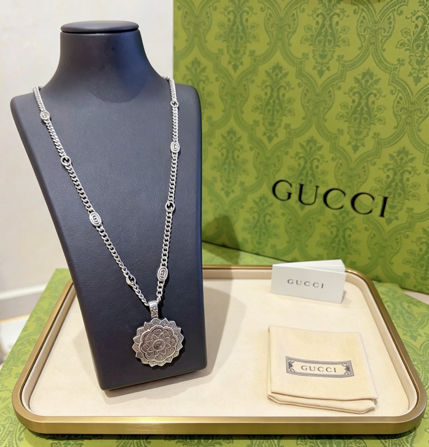 NO:862726,Batch New product launches are not popular until they are released. Douyin is the first choice for Internet celebrities to bring goods. The latest chain of Gucci necklaces is of higher quality. The same style as the Anger Forest series double G design concept retro necklace for celebrities. It makes high-end clothes more elegant and more brand-like and personalized when going out. The details are distressed. Non-market glossy version. This one has been released. The best-selling model in Gucci. Very easy to match, high-quality jewelry, gucci, necklace.19860909批  新品发布不爆不发 抖音带货网红首选 古驰项链最新款链条档次更高明星同款Anger Forest系列双g设计理念复古项链 让高档的衣服搭配更有气质 出去更有牌面和个性 细节对版做旧处理 非市面亮面版型 这款一直在出 古驰里面热卖款 非常好搭配,饰品精品,gucci,necklace,Jewelry