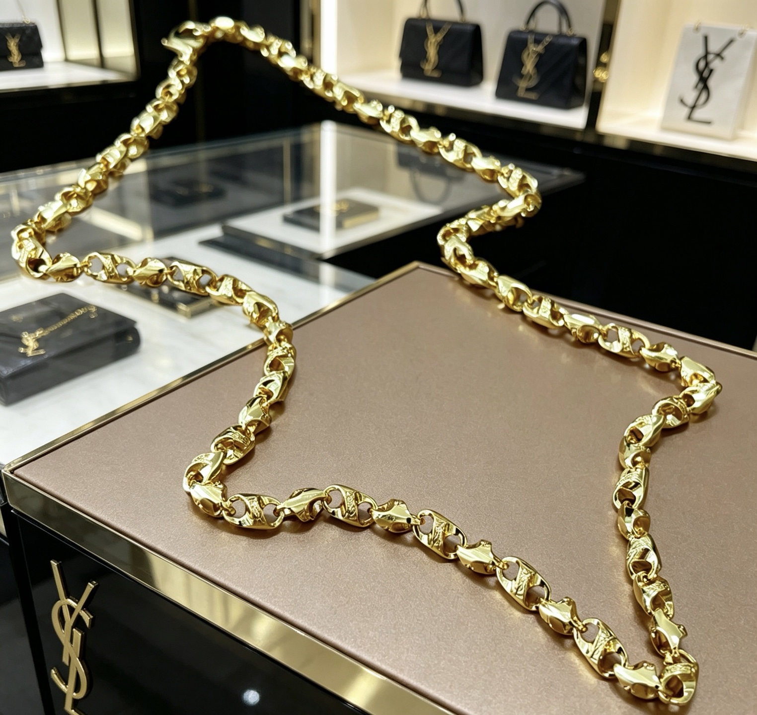 NO:862733,Batch. Yves Saint Laurent necklace new product release V gold material Yves Saint Laurent DIVAS' DREAM series The appearance is perfect, the details are invincible, the unique color is completely impeccable, and it is decorated with a classic shape design, simple yet elegant and eye-catching, the combination of V gold is more elegant, and the upper body is elegant and moving. Same style for men and women YSL necklace length 60cm can be customized to change the length, fine jewelry, saint laurent, saint laurent, saint  laurent,necklace19860909批. 圣罗兰项链新品发布 V金材质 Yves Saint Laurent DIVAS‘ DREAM 系列 品相完美,细节无敌,那种独特的色泽完全无可挑剔,再缀以经典外形设计,简约之余却又优雅夺目,V金的组合更显气色,上身雅致动人.男女同款 YSL项链 长度60cm 可私人订制改长度,饰品精品,saint laurent,saint laurent,saint laurent,necklace,Jewelry