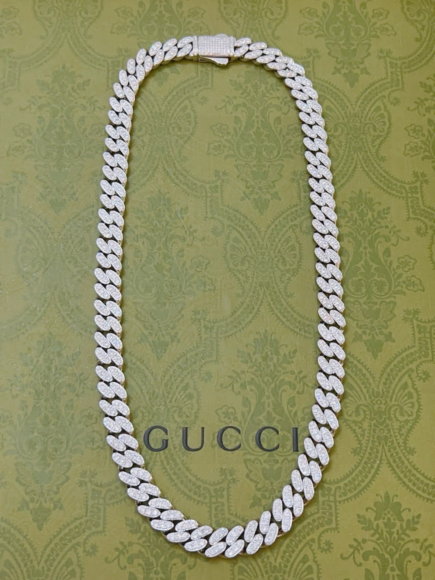 NO:862739,First batch (luxury model) of Gucci necklace’s latest full diamond chain, which is of a higher grade and is the same style as that of celebrities. It took more than a month to make it. It is meticulously crafted and handmade to create the perfect latest style. Anger Forest series double G Gucci necklace, clavicle chain. The details are matched to the non-market shiny version. This one has been out. It is a best-selling model in Gucci. It is very suitable for fashion clothes, fine jewelry, gucci, necklace.19860909批(奢华款)古驰项链最新款满钻链条档次更高明星同款.花了一个多月做出来精工细致纯手工打造完美的最新款式 Anger Forest系列双G古驰项链 锁骨链 细节对版非市面亮面版型 这款一直在出 古驰里面热卖款 非常好搭配潮流衣服,饰品精品,gucci,necklace,Jewelry