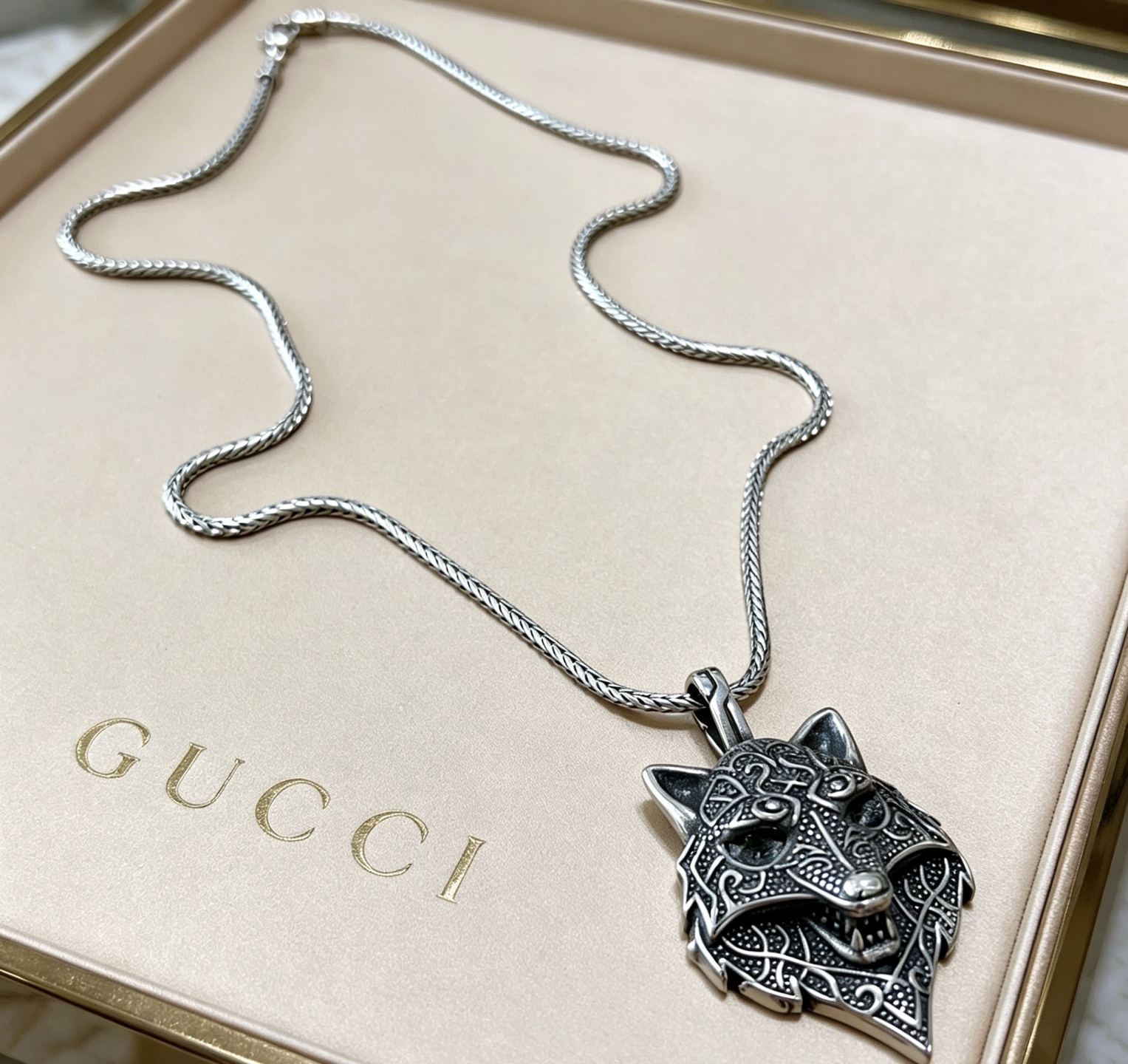 NO:862757,The latest chain of Gucci necklace has a higher grade. The same style as the Anger Forest series double G Gucci artistic style retro necklace for celebrities. It makes the high-end clothes more elegant. It has more brand and personality when going out. The details are distressed. The non-market shiny version. This one has been released. It is the best-selling model in Gucci. It is very easy to match, fine jewelry, gucci, necklace.19860909批  不爆不发 古驰项链最新款链条档次更高明星同款Anger Forest系列双g古驰艺术风格复古项链 让高档的衣服搭配更有气质 出去更有牌面和个性 细节对版做旧处理 非市面亮面版型 这款一直在出 古驰里面热卖款 非常好搭配,饰品精品,gucci,necklace,Jewelry