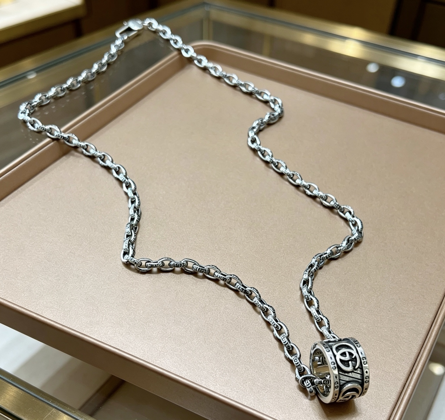 NO:862766,Batch, do not explode, do not post, Douyin is the first choice for Internet celebrities to bring goods. The latest chain of Gucci necklace is of higher quality. The same style as the Anger Forest series double G Gucci art style retro necklace for celebrities. It makes the high-end clothes more elegant. It has more brand and personality when going out. The details are distressed and not available in the market. The glossy version. This one has been released. The best-selling model in Gucci. Very easy to match, fine jewelry, gucci, necklace.19860909批 不爆不发 抖音带货网红首选 古驰项链最新款链条档次更高明星同款Anger Forest系列双g古驰艺术风格复古项链 让高档的衣服搭配更有气质 出去更有牌面和个性 细节对版做旧处理 非市面亮面版型 这款一直在出 古驰里面热卖款 非常好搭配,饰品精品,gucci,necklace,Jewelry