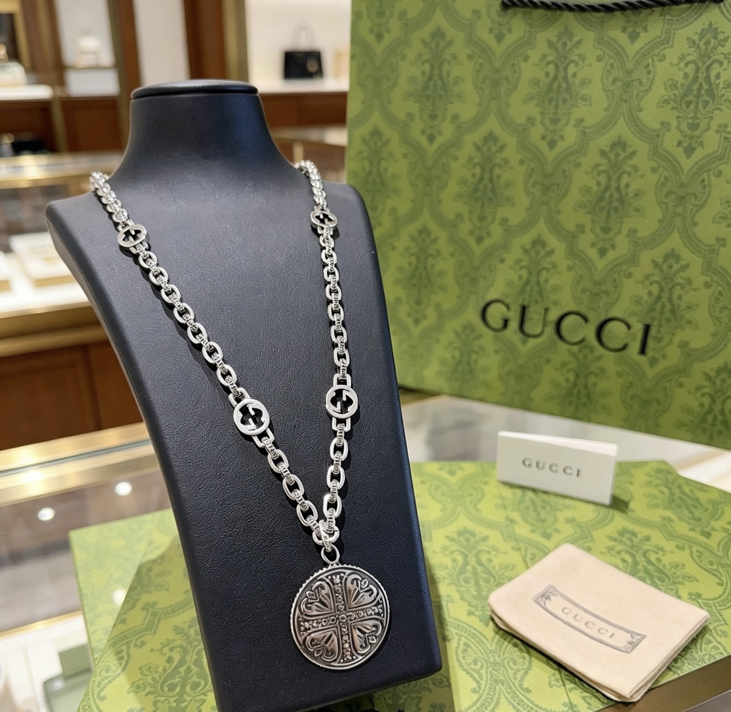 NO:862721,Batch, so handsome. The latest chain of Gucci necklace is of higher quality. The same model as the classic Gucci key Anger Forest series double G Gucci necklace for celebrities. The chain length is 60 cm and the length can be changed. The details are distressed. The shiny version is not available in the market. This model has been on the market. It is the best-selling model in Gucci. It is very suitable for trendy clothes, high-quality jewelry, Gucci, and necklaces.19860909批 太帅啦 古驰项链最新款链条档次更高明星同款经典款古驰钥匙Anger Forest系列双G古驰项链 链长60厘米可改长度 细节对版做旧处理 非市面亮面版型 这款一直在出 古驰里面热卖款 非常好搭配潮流衣服,饰品精品,gucci,necklace,Jewelry