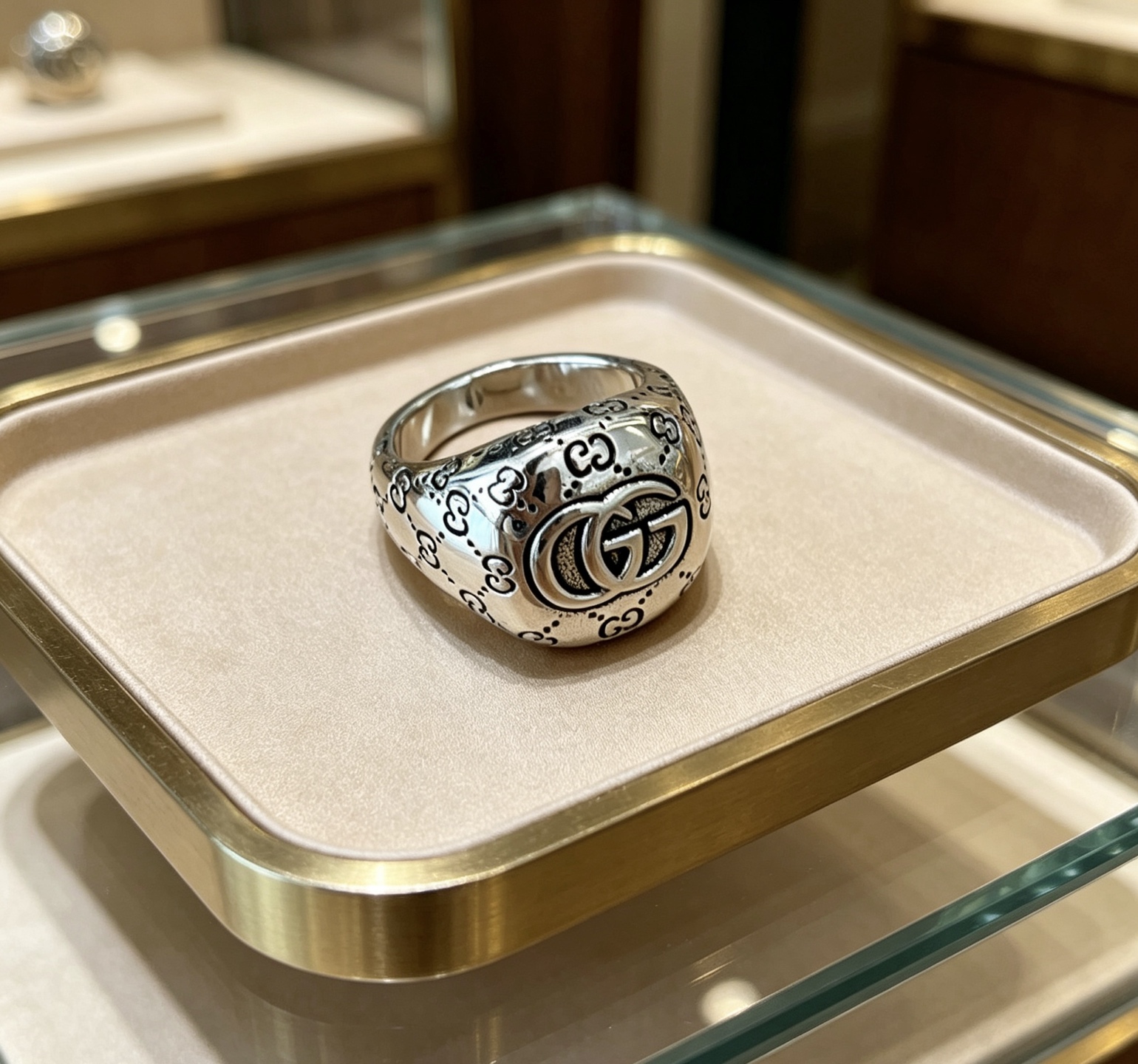 NO:862738,Batch. The latest style of Gucci ring has a higher grade. The same style as the star's Anger Forest series. Double G is purely handmade. Gucci ring. The details are hand-made. The glossy version is always on sale. It is the best-selling model in Gucci. It goes very well with trendy clothes. The size is 6, 7, 8, 9, 10, 11, fine jewelry, gucci, ring.19860909批.古驰戒指最新款款式档次更高明星同款Anger Forest系列双G纯手工制作工艺 古驰戒指 细节对版纯手工处理 亮面版型 这款一直在出 古驰里面热卖款 非常好搭配潮流衣服码数美6 7 8 9 10 11,饰品精品,gucci,ring,Jewelry