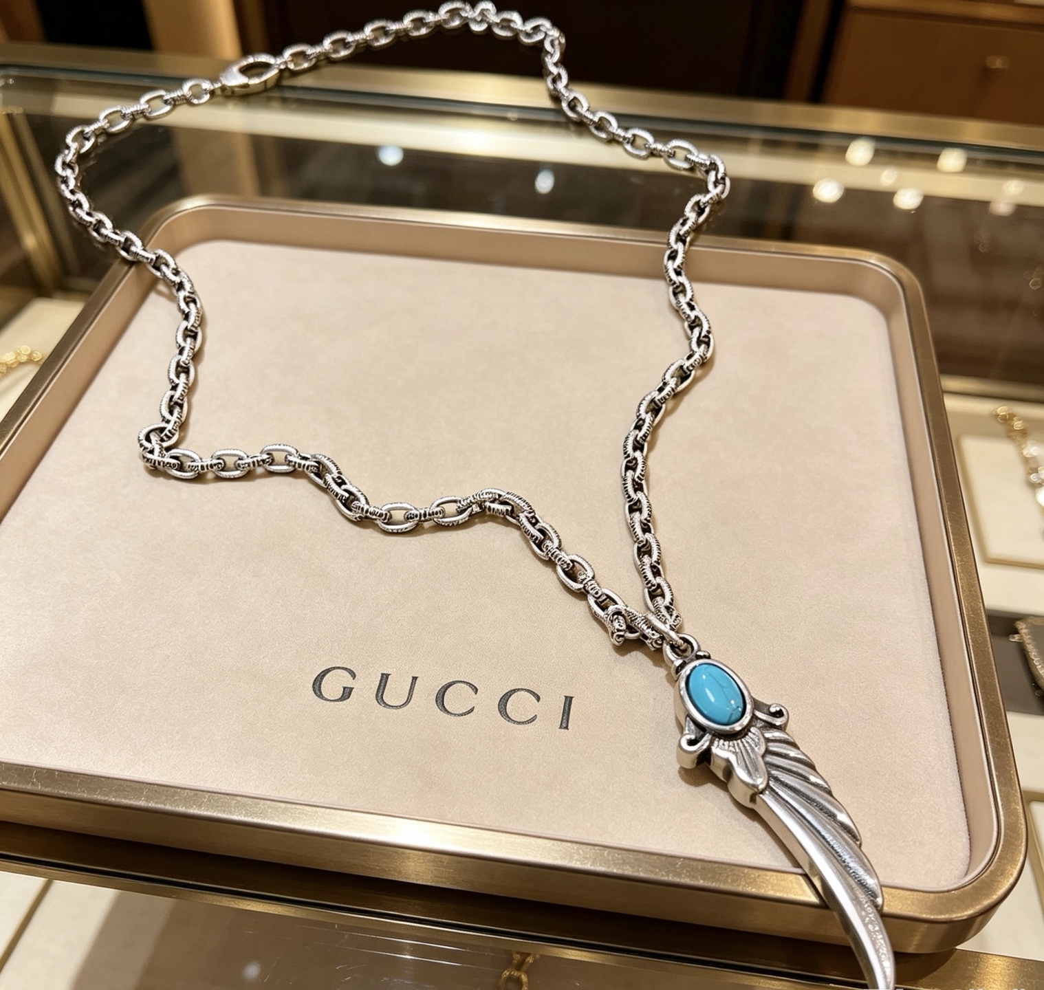 NO:862072,The first choice for buying goods on Douyin. Gucci necklace 2026 latest chain with higher grade. The same style as the Anger Forest series turquoise double G Gucci necklace for celebrities. The chain length is 60 cm and the length can be changed. The details are distressed and the version is not available in the market. This type of glossy version has been out. It is the best-selling model in Gucci. It goes well with trendy clothes, fine jewelry, gucci, and necklace.19860909批抖音带货首选 古驰项链2026最新款链条档次更高明星同款Anger Forest系列松石双G古驰项链 链长60厘米可改长度 细节对版做旧处理 非市面亮面版型 这款一直在出 古驰里面热卖款 非常好搭配潮流衣服,饰品精品,gucci,necklace,Jewelry