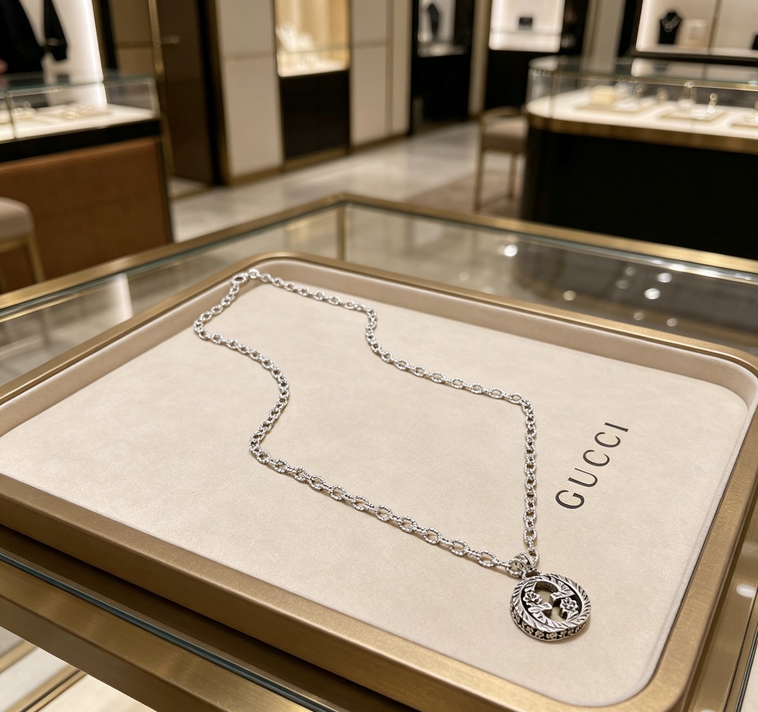 NO:862085,The latest chain of Gucci necklace is so handsome. The latest chain of Gucci necklace is of higher quality. The same style as the Anger Forest series double G Gucci necklace of celebrities. The chain length is 60 cm and the length can be changed. The details are distressed. The shiny version is not available in the market. This model has been on the market. It is a best-selling model in Gucci. It is very suitable for trendy clothes, fine jewelry, Gucci, and necklace.19860909批竟然这么帅 古驰项链最新款链条档次更高明星同款Anger Forest系列双G古驰项链 链长60厘米可改长度 细节对版做旧处理 非市面亮面版型 这款一直在出 古驰里面热卖款 非常好搭配潮流衣服,饰品精品,gucci,necklace,Jewelry