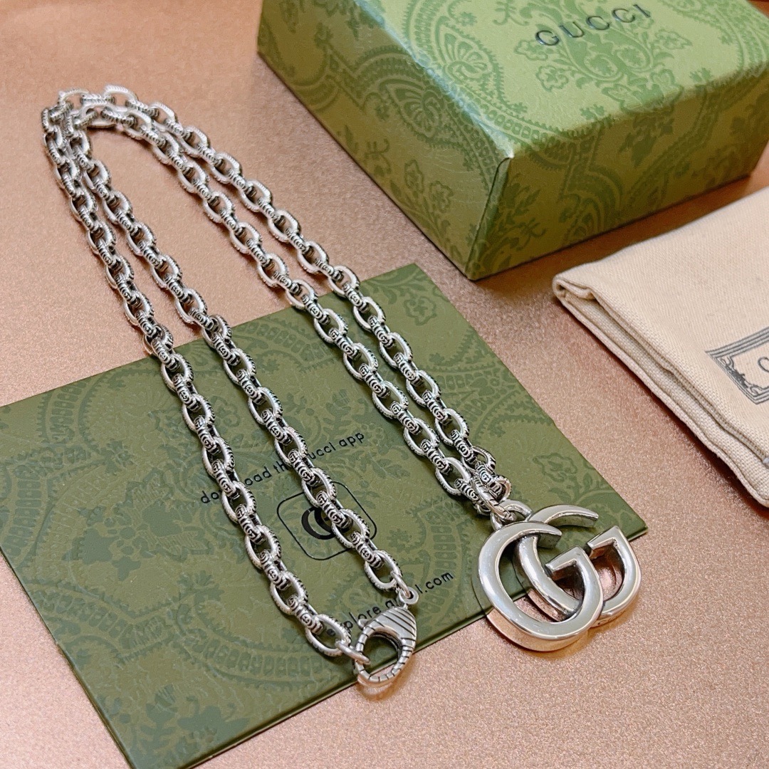 NO:862112,Batch, it’s so handsome. Gucci necklace 2026 latest chain has a higher grade. The same classic style as the star Anger Forest series double G tag style Gucci necklace. The chain length is 60 cm and the length can be changed. The details are distressed and the version is not available in the market. This type of shiny version has been out. It is a best-selling model in Gucci. It goes well with trendy clothes, fine jewelry, gucci, and necklace.19860909批 太帅啦 古驰项链2026最新款链条档次更高明星同款经典款Anger Forest系列双G吊牌款古驰项链 链长60厘米可改长度 细节对版做旧处理 非市面亮面版型 这款一直在出 古驰里面热卖款 非常好搭配潮流衣服,饰品精品,gucci,necklace,Jewelry