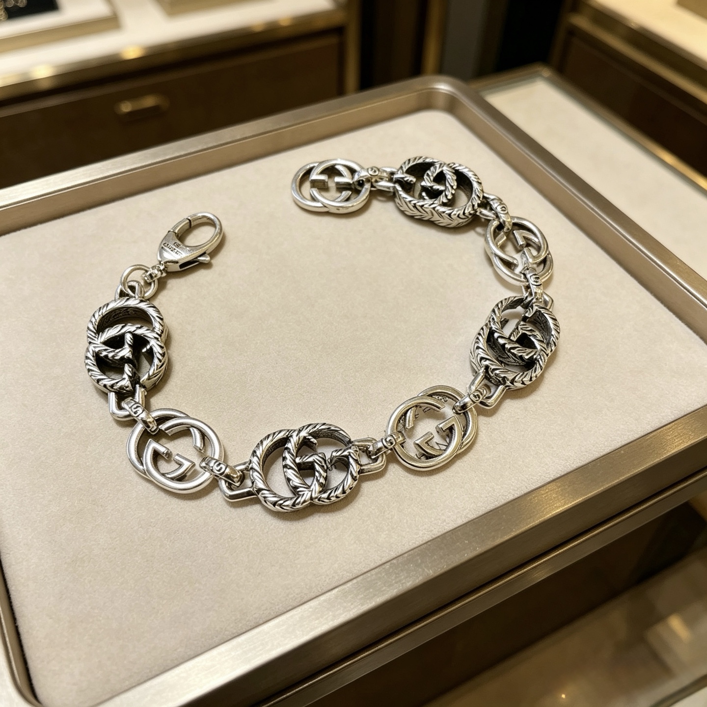 NO:862155,Batch. The latest luxury version bracelet. Pay attention to the details. Exclusive high quality Gucci bracelet. The latest classic style. Exquisite regardless of style and texture. It is absolutely top-notch. You can understand it at a glance. Super nice. The best choice to match clothes. A must-have artifact for men and women. Size 17 to 24 cm. Boutique jewelry, gucci, gucci, bracelet.19860909批. 最新出炉土豪版手链 认准细节 独家高品质 Gucci古驰手链最新款的经典款 精致无论款式 质感 都是绝对的顶尖feel 只要看一眼就懂了超 nice 搭配衣服最佳的选择,男女同款必备神器 码数17到24公分,饰品精品,gucci,gucci,bracelet,Jewelry