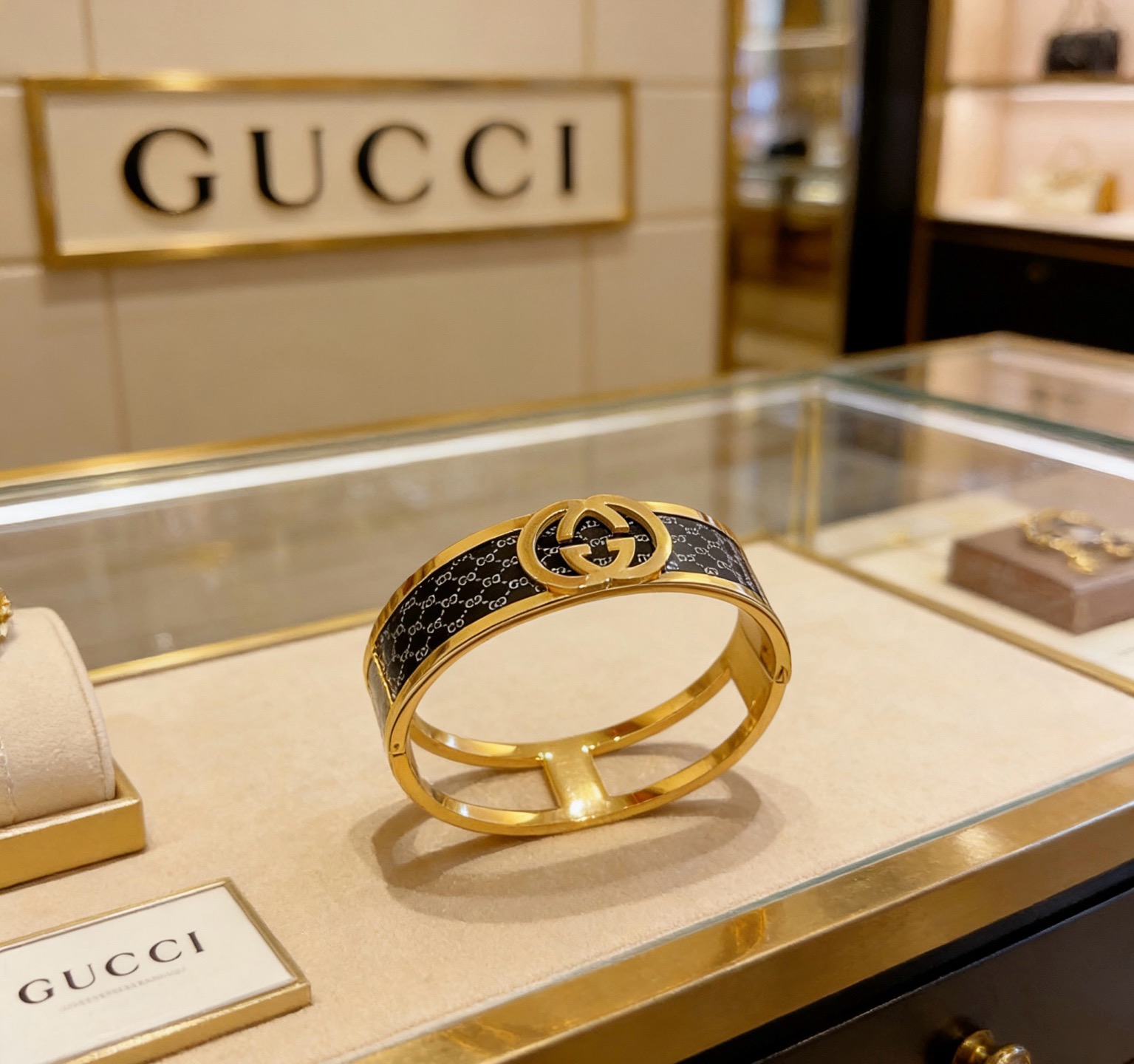 NO:862167,Batch. Gucci bracelets are hand-made latest bracelets with a higher grade. The same style as the Anger Forest series Double G classic series Gucci bracelets. The details are distressed. The shiny version is not available in the market. This one has been on the market. It is a best-selling model in Gucci. It goes well with trendy clothes, high-quality jewelry, Gucci, and bracelets.19860909批.古驰手镯手环纯手工打造最新款手镯档次更高明星同款Anger Forest系列双G经典款系列古驰手环 细节对版做旧处理 非市面亮面版型 这款一直在出 古驰里面热卖款 非常好搭配潮流衣服,饰品精品,gucci,bracelet,Jewelry