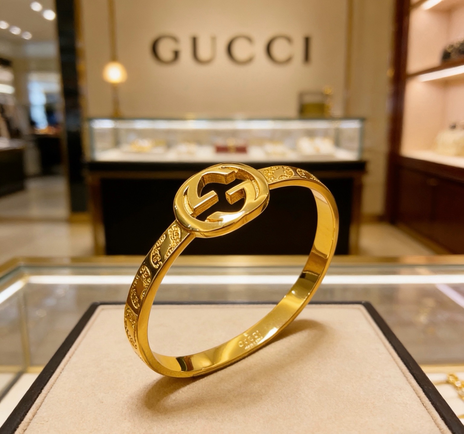 NO:862181,Batch. Gucci bracelets are handmade. The latest bracelets are of higher quality. The same style as the Anger Forest series, double G classic series, non-fading Gucci bracelets. The details are distressed. The shiny version is not available in the market. This one has been on the market. It is a best-selling model in Gucci. It goes well with trendy clothes, fine jewelry, gucci, and bracelets.19860909批.古驰手镯手环纯手工打造最新款手镯档次更高明星同款Anger Forest系列双G经典款系列不退色古驰手环 细节对版做旧处理 非市面亮面版型 这款一直在出 古驰里面热卖款 非常好搭配潮流衣服,饰品精品,gucci,bracelet,Jewelry